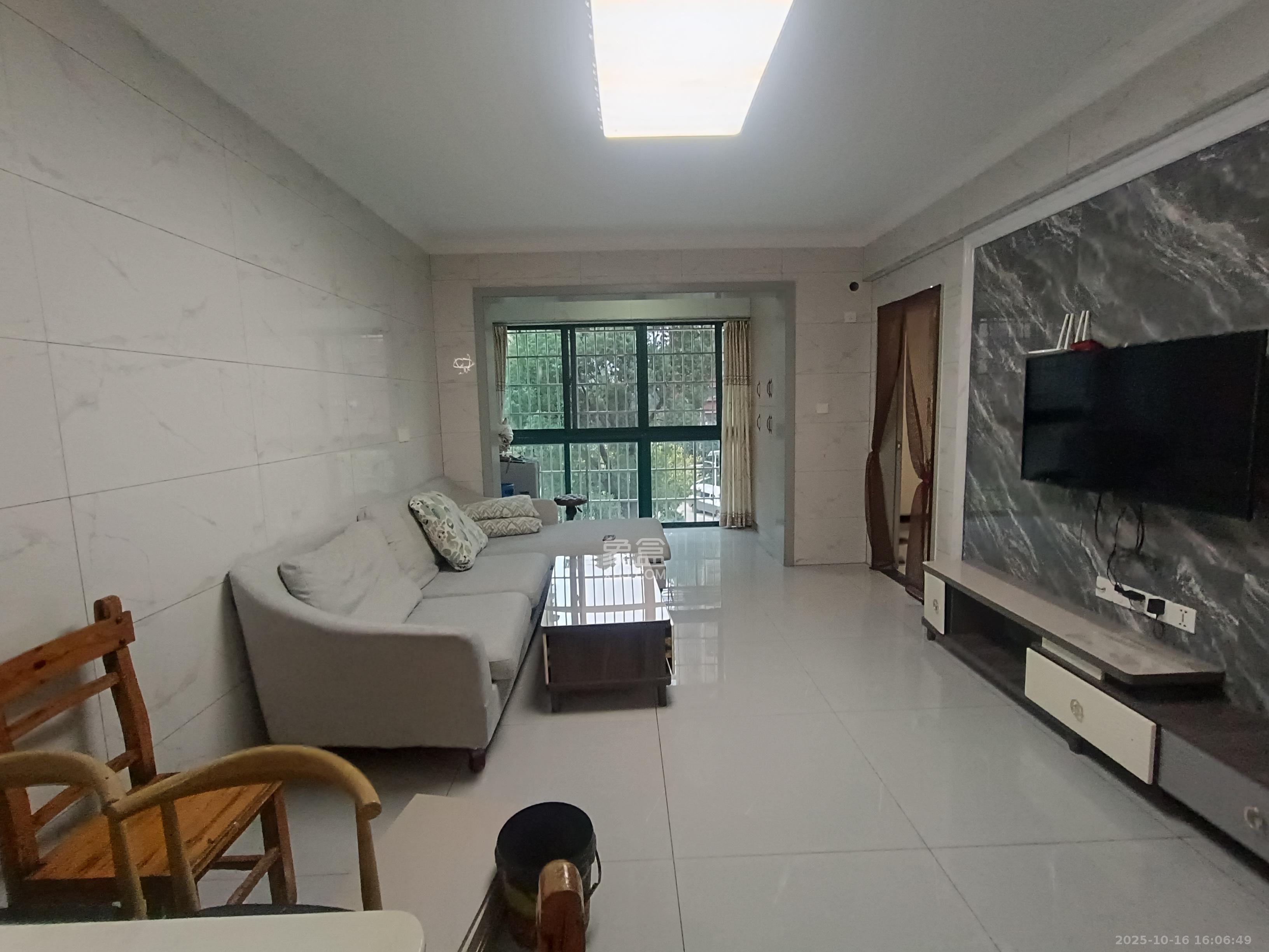 岳鞍阁小区  2室2厅1卫    1800.0元/月 岳鞍阁小区  2室2厅1卫    1800.0元/月室内图