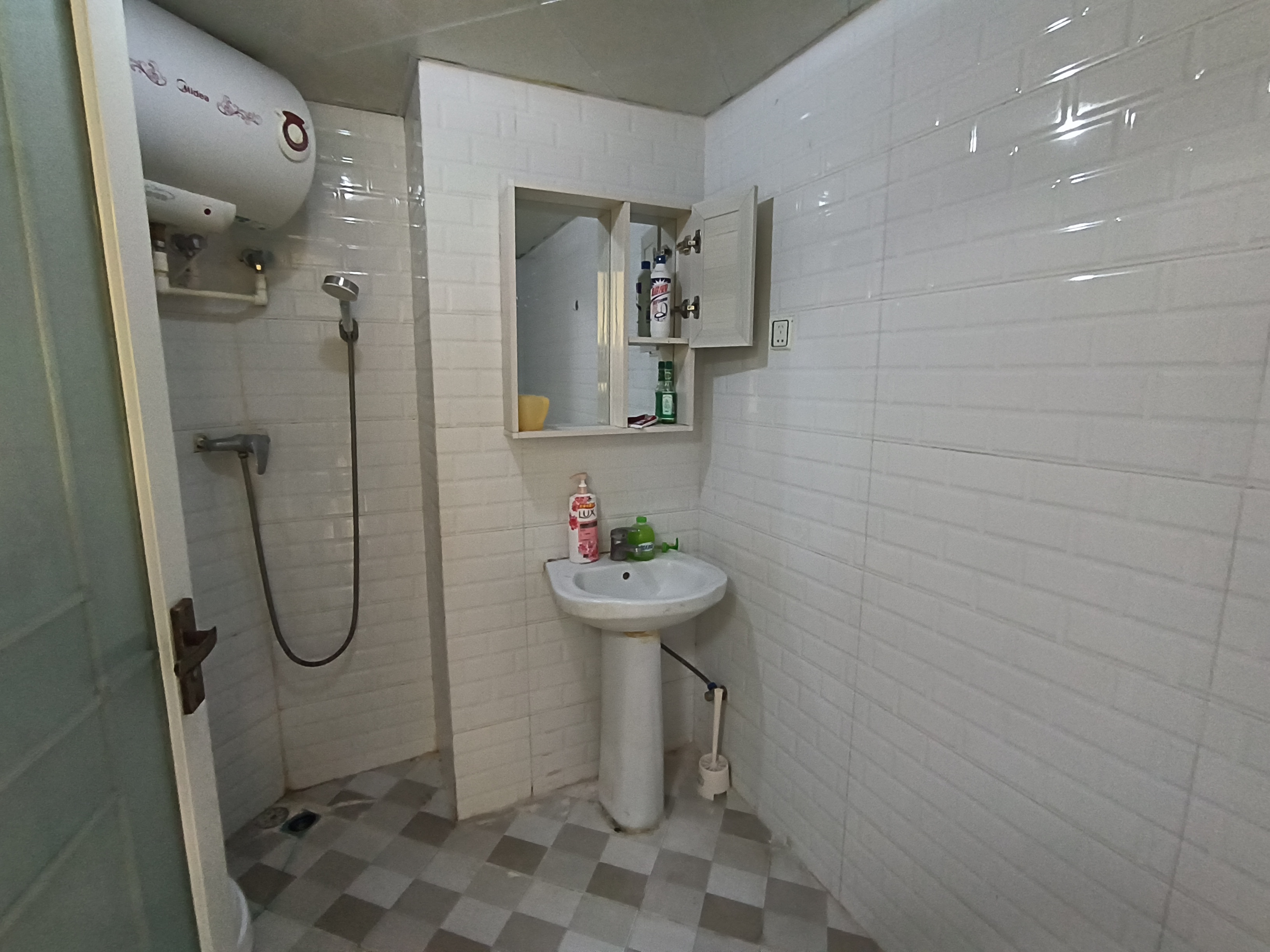 帝国大厦 1室1厅1卫 55.0万 帝国大厦 1室1厅1卫 55.0万客厅