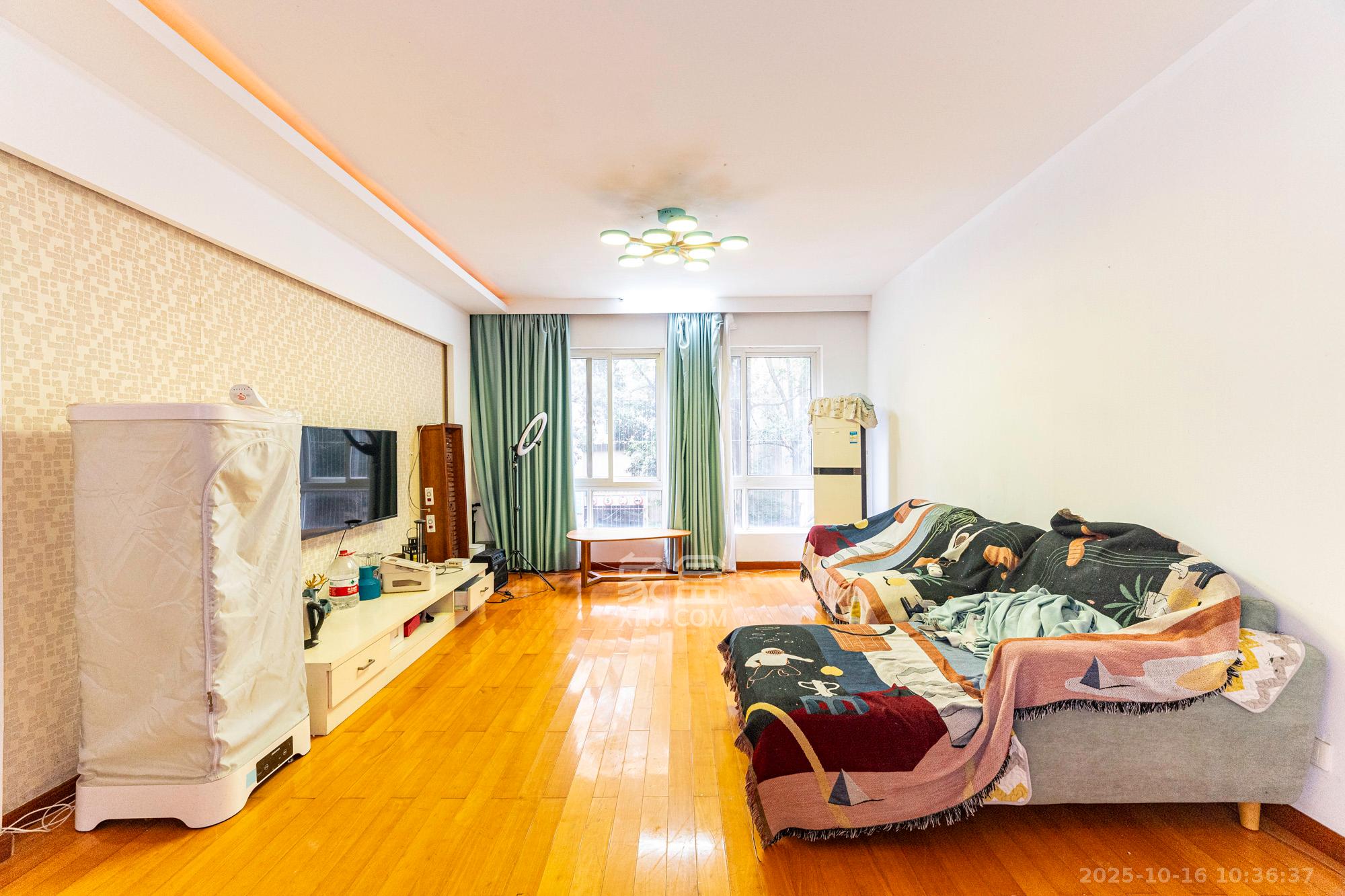 圣爵菲斯  3室2厅2卫    90.0万 圣爵菲斯  3室2厅2卫    90.0万客厅