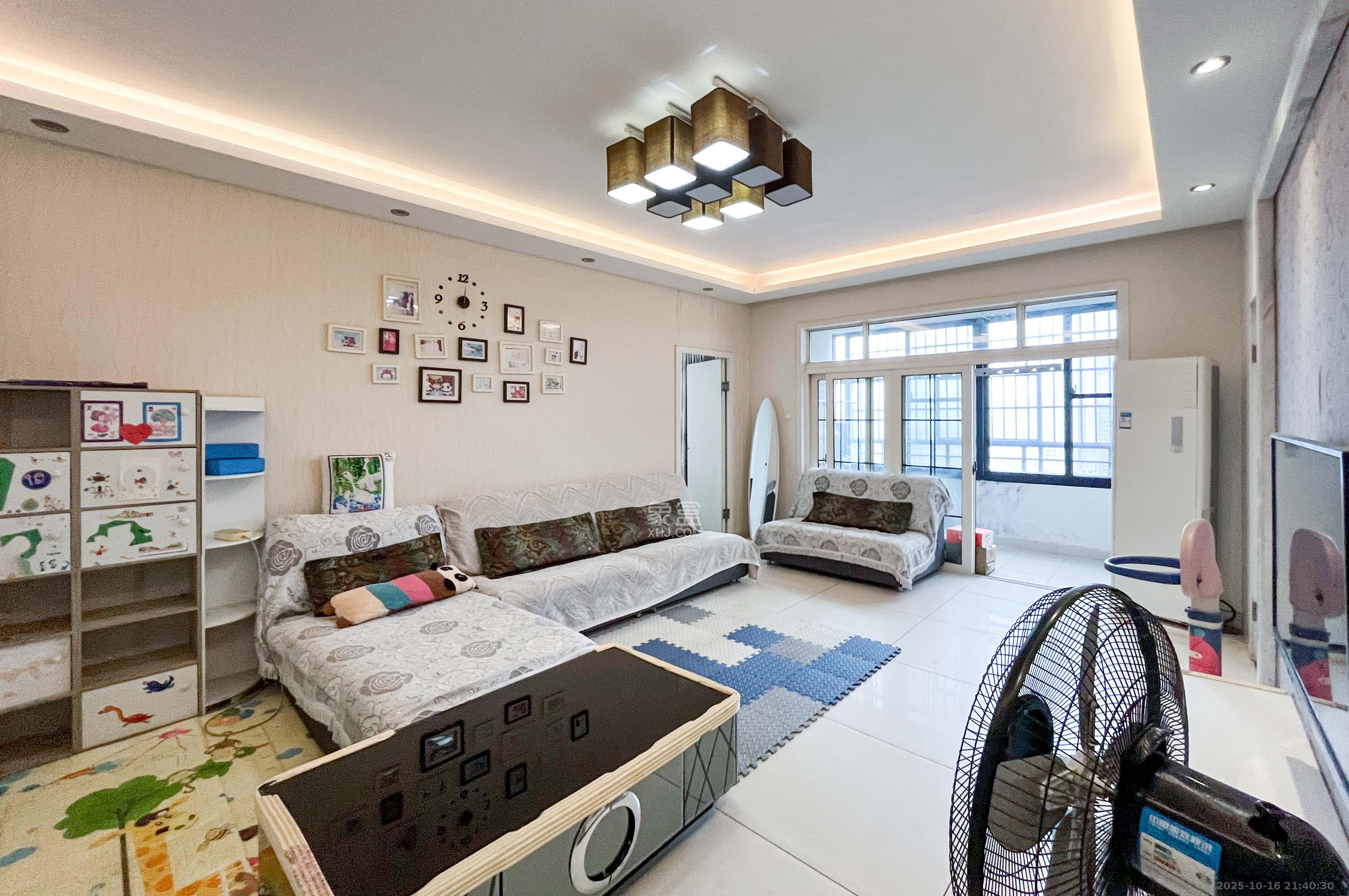 沁园春御院 3室2厅2卫 150.0万 沁园春御院 3室2厅2卫 150.0万客厅