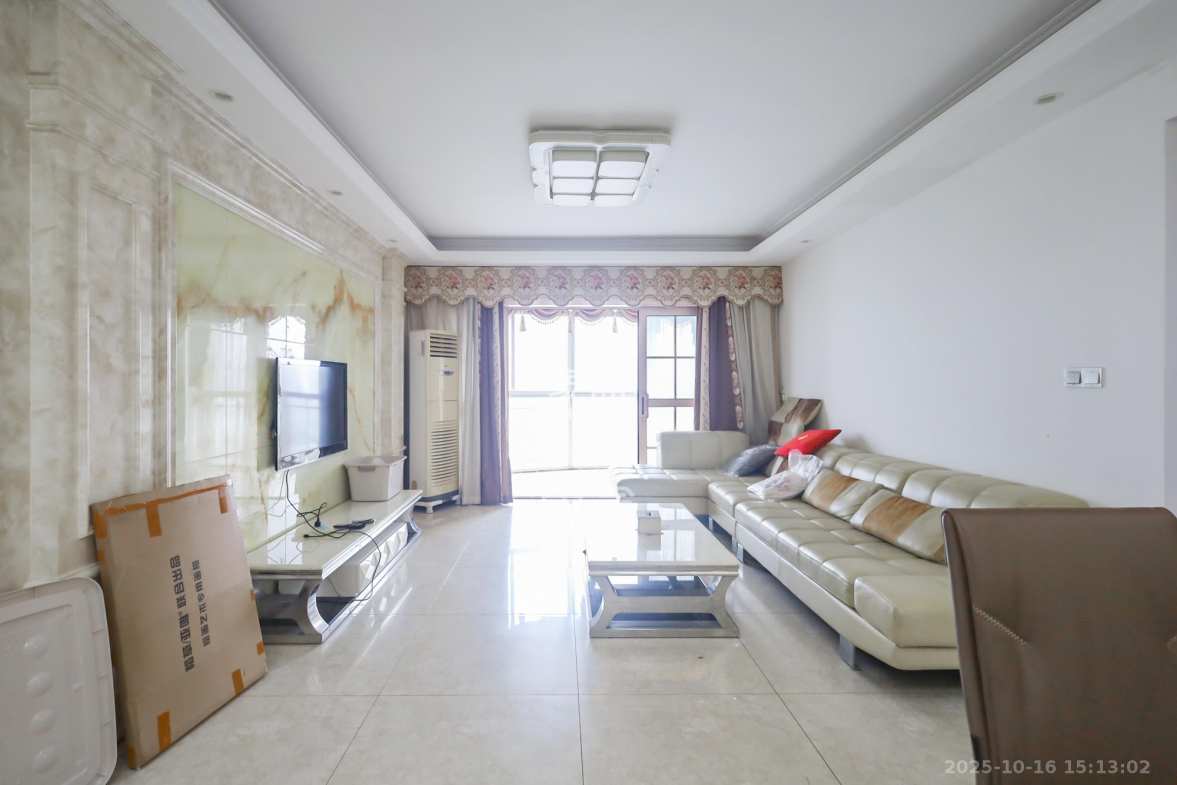 美林银谷  3室2厅2卫    88.0万 美林银谷  3室2厅2卫    88.0万客厅