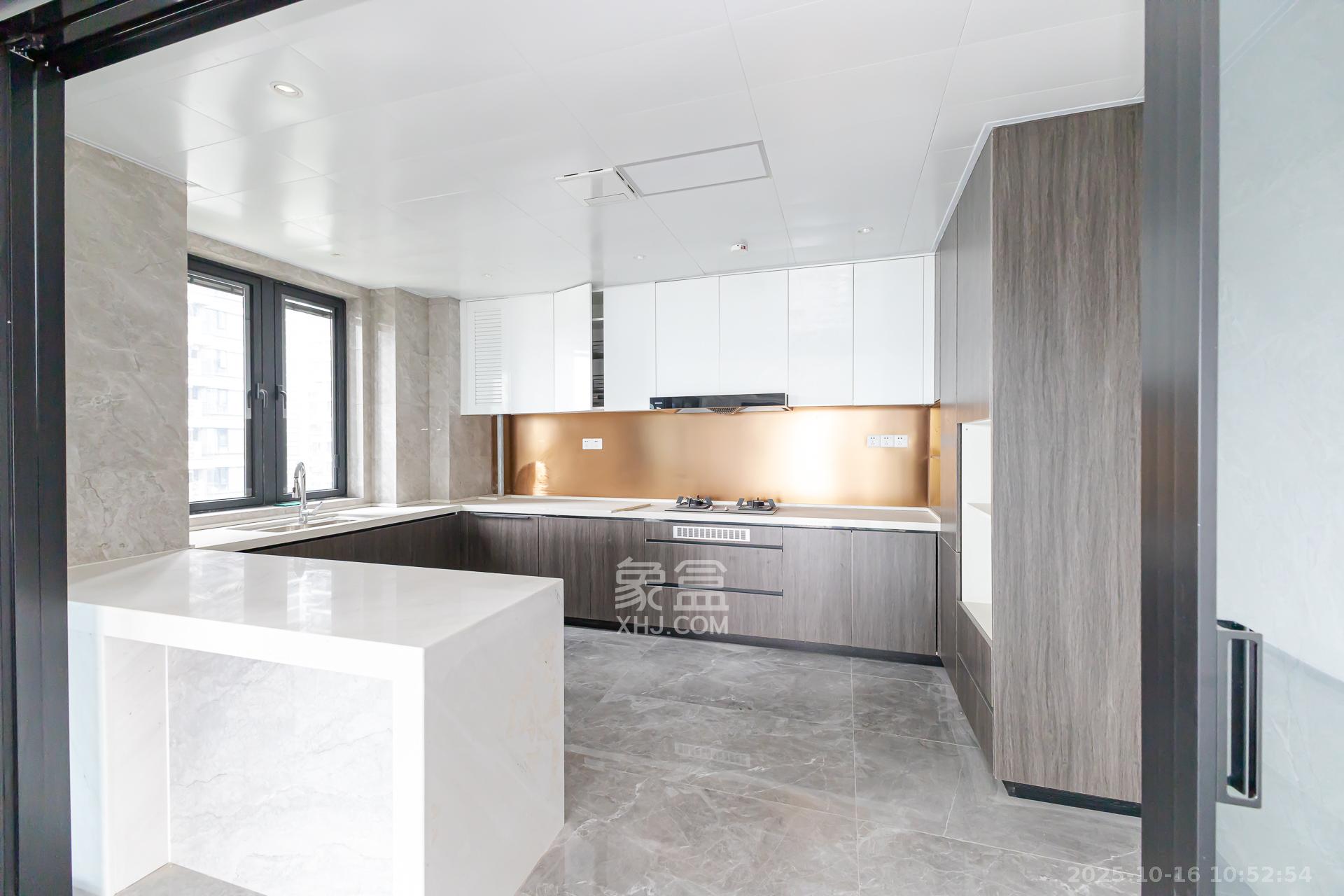 越秀湘江星汇城三期 4室2厅2卫 320.0万 越秀湘江星汇城三期 4室2厅2卫 320.0万厨房