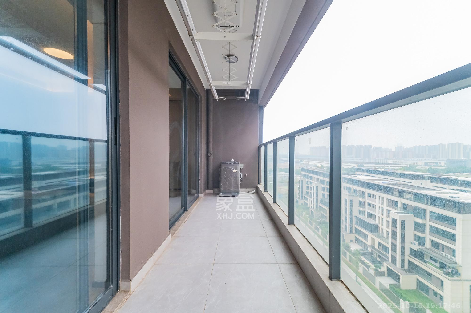 三一云谷 4室2厅2卫 135.8万 三一云谷 4室2厅2卫 135.8万阳台