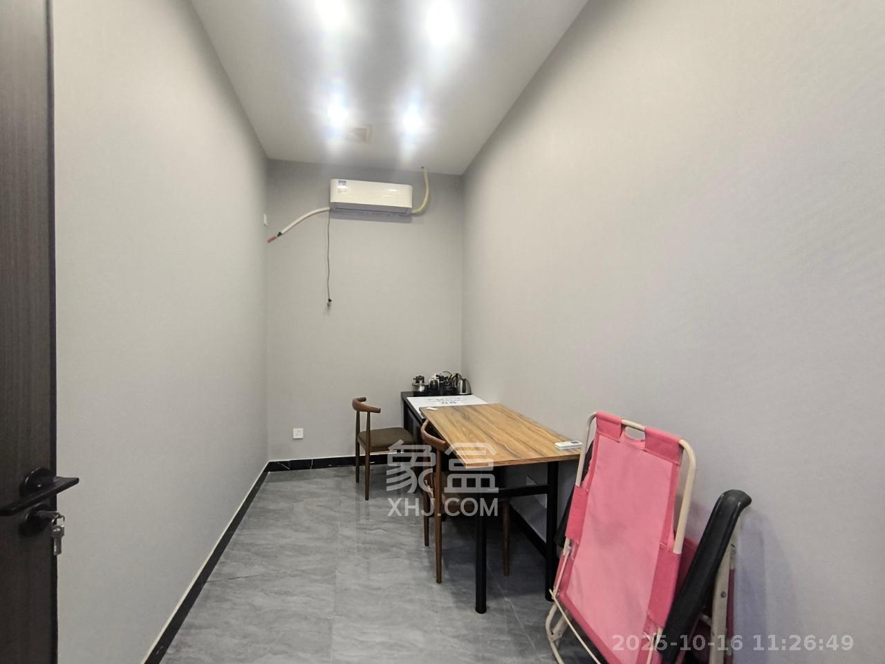 华润置地广场二期  4室2厅1卫    6000.0元/月室内图