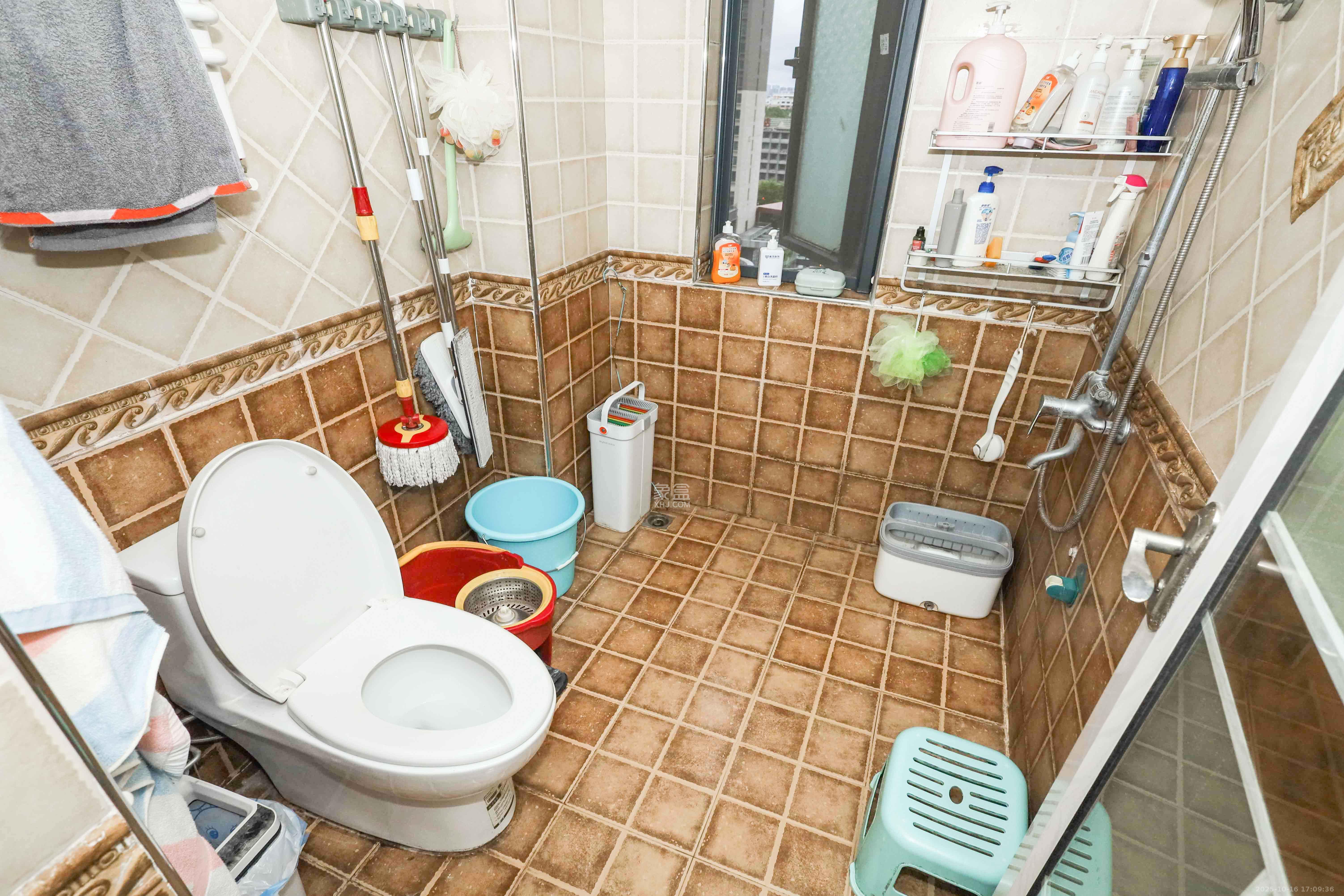 好莱城(弘德西街) 4室2厅2卫 136.0万 好莱城(弘德西街) 4室2厅2卫 136.0万卫生间