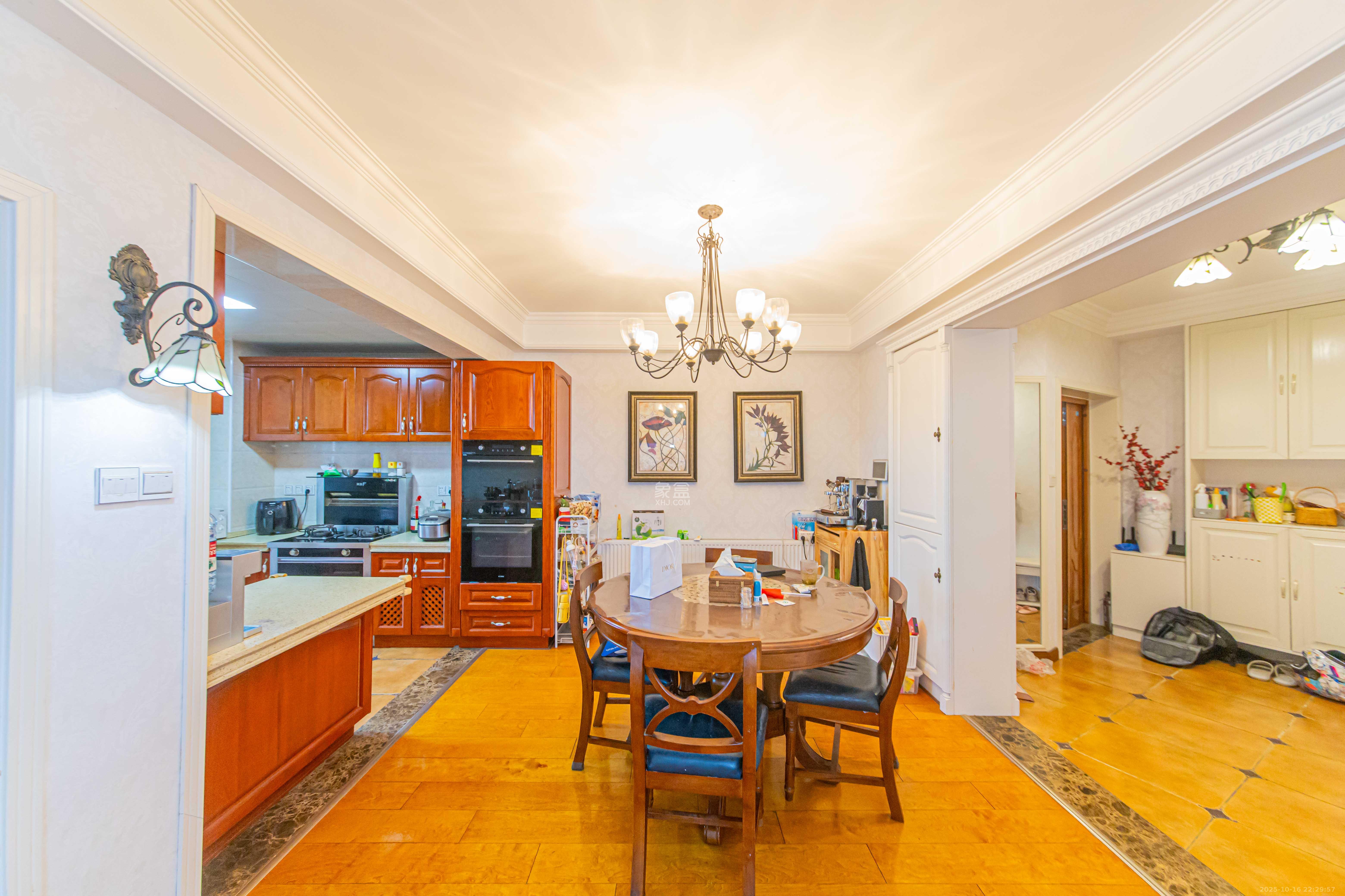 九峰远见  4室2厅2卫    246.0万客厅