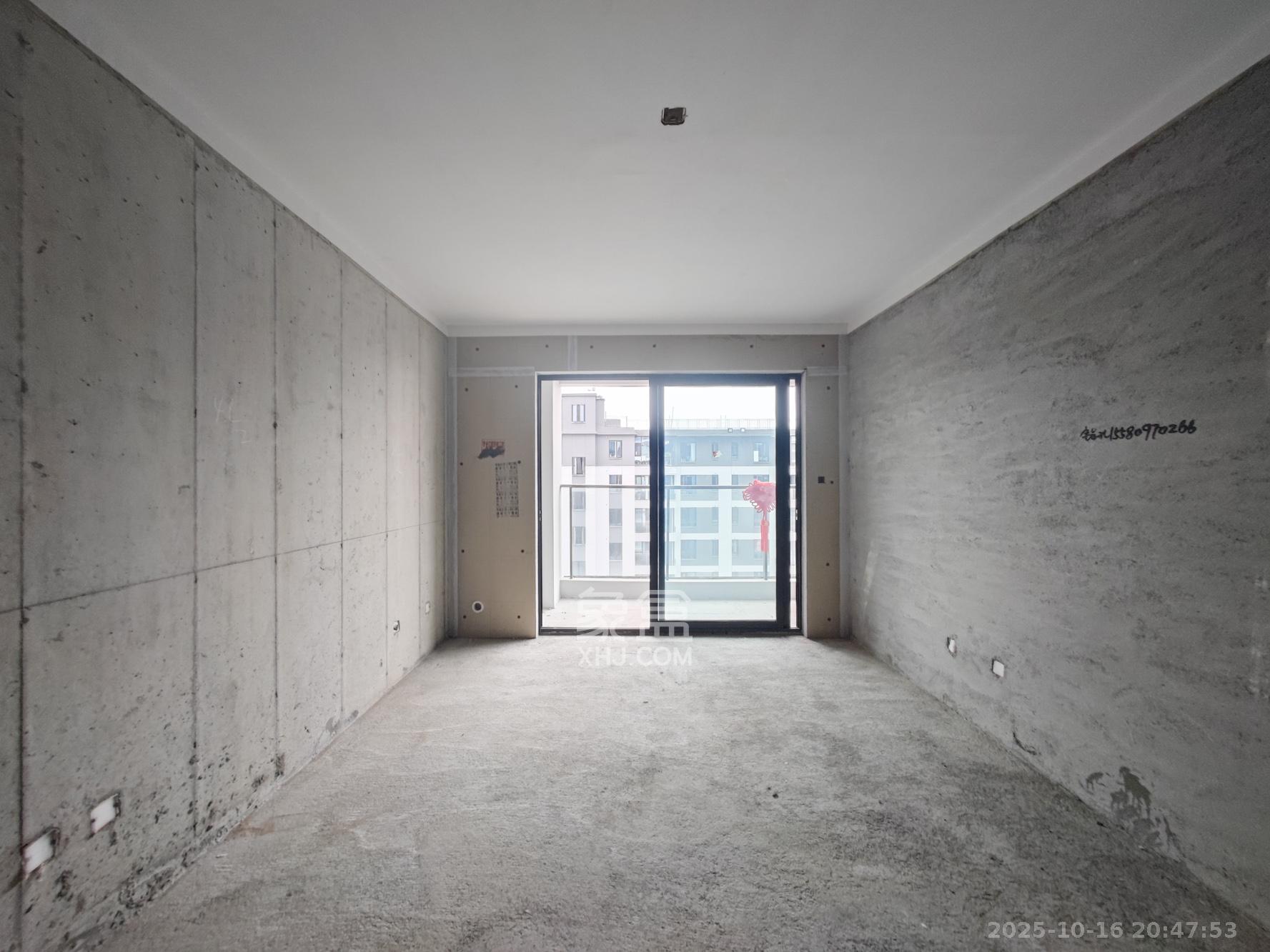 远洋红星天铂二期  3室2厅2卫    93.0万客厅