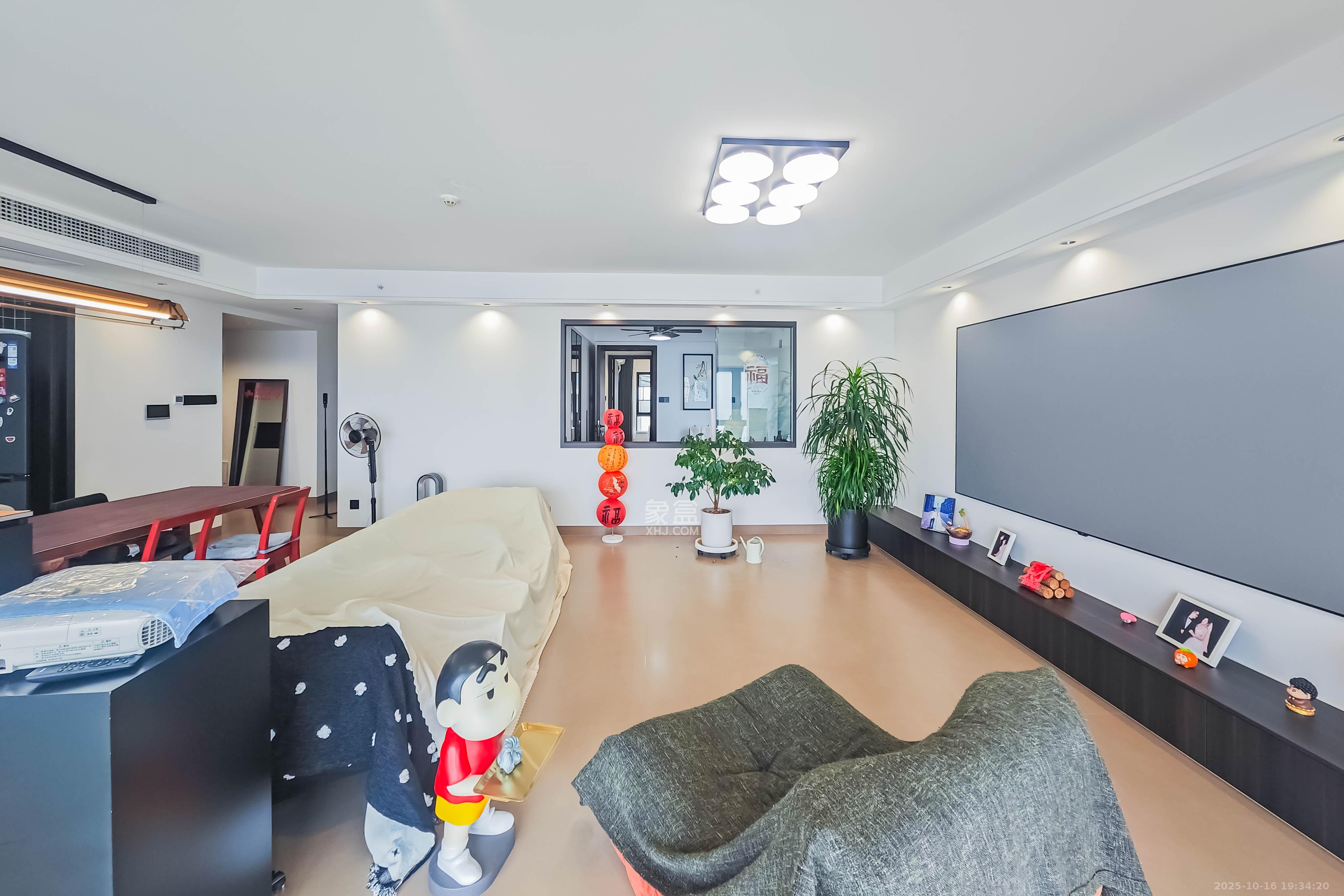 阳光城尚东湾愉景苑  4室2厅2卫    220.0万客厅