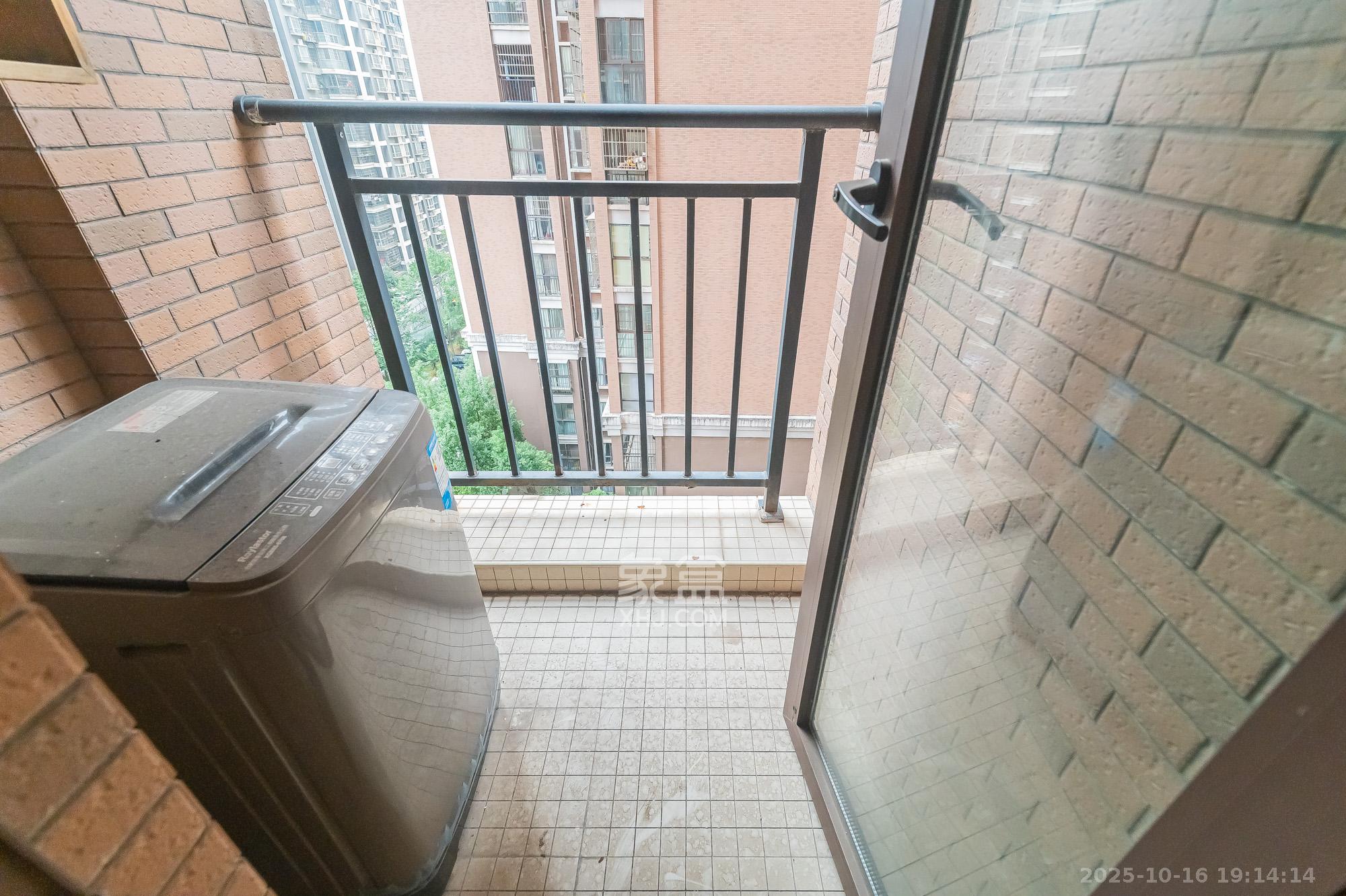 水岸世景  1室1厅1卫    18.8万阳台