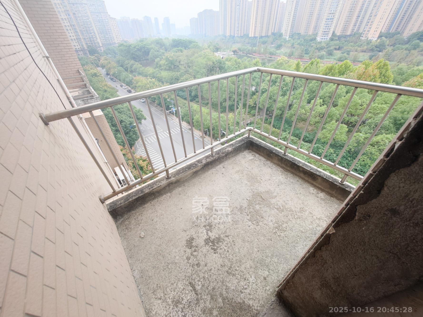 和景园  4室2厅2卫    240.0万 和景园  4室2厅2卫    240.0万其他