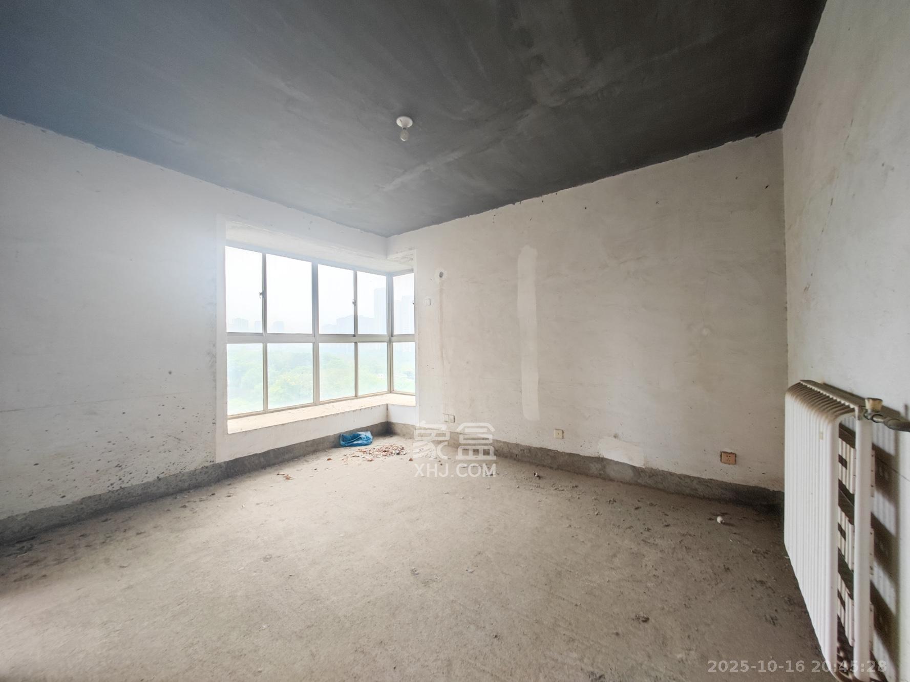 和景园  4室2厅2卫    240.0万 和景园  4室2厅2卫    240.0万卧室