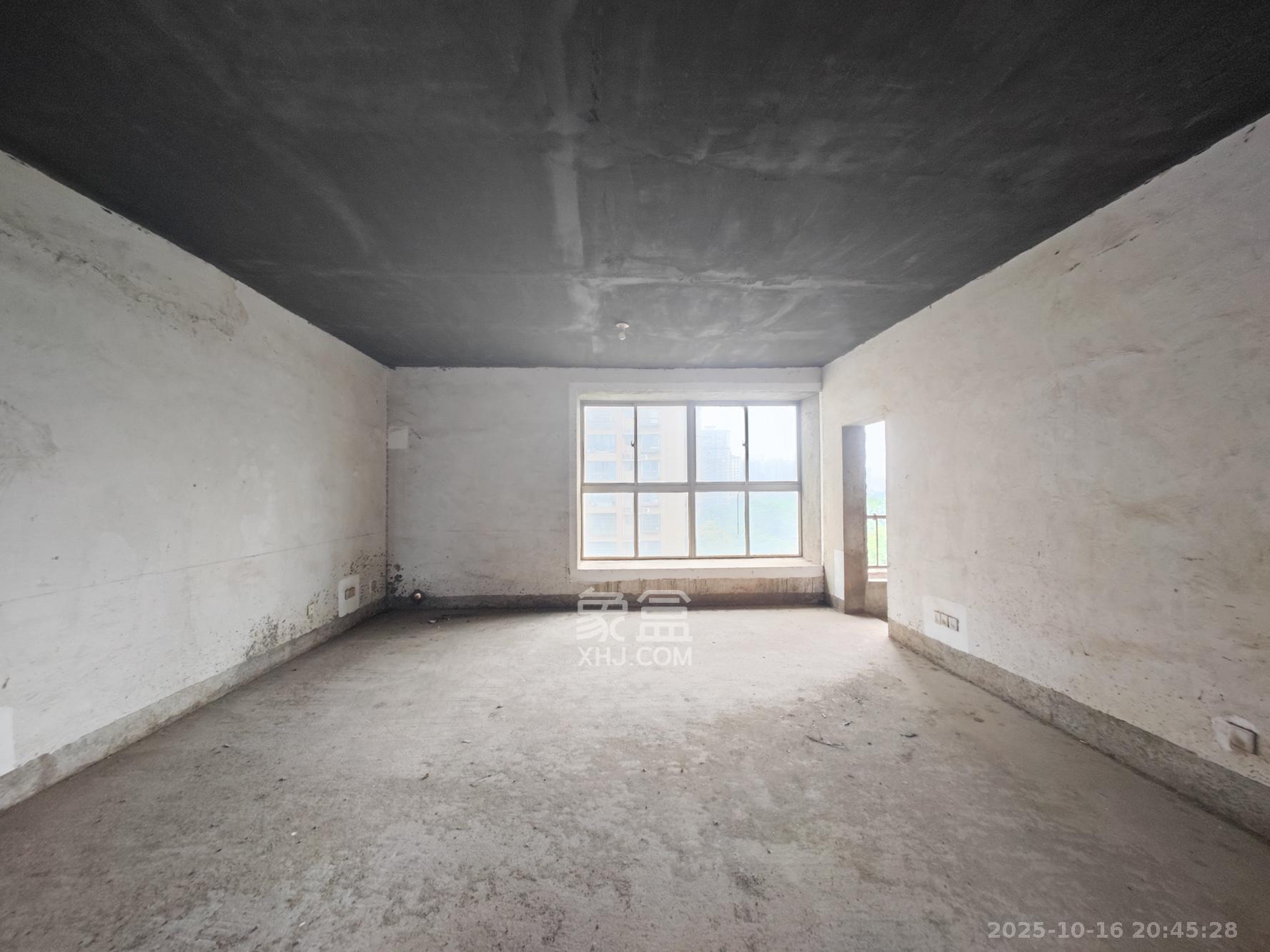 和景园  4室2厅2卫    240.0万客厅