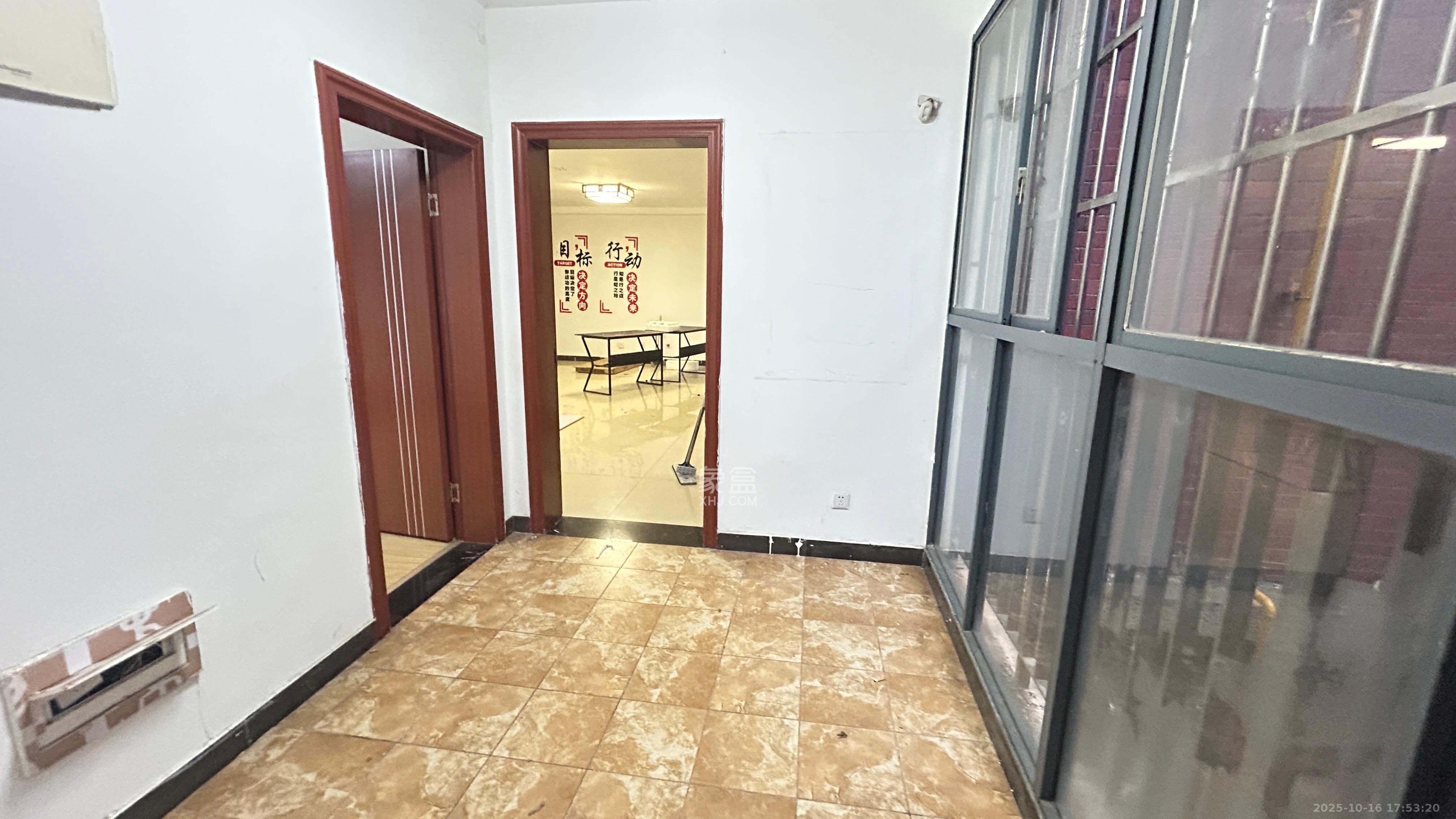 华润凤凰城二期  5室2厅2卫    2500.0元/月 华润凤凰城二期  5室2厅2卫    2500.0元/月室内图