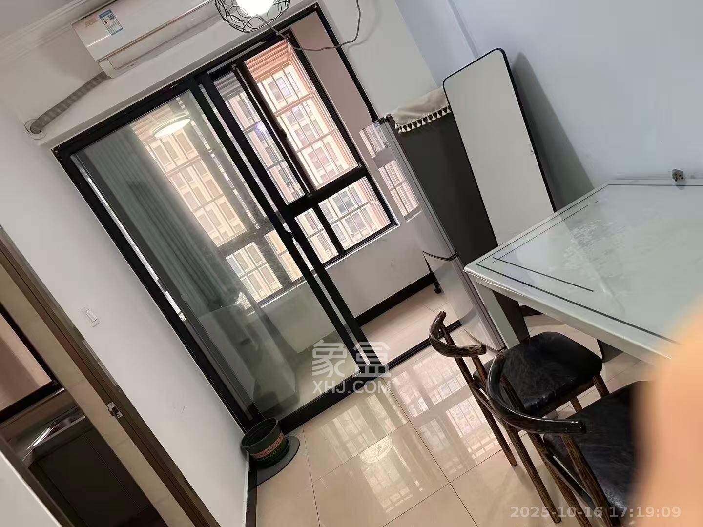 圭塘三小区  1室1厅1卫    1600.0元/月 圭塘三小区  1室1厅1卫    1600.0元/月室内图