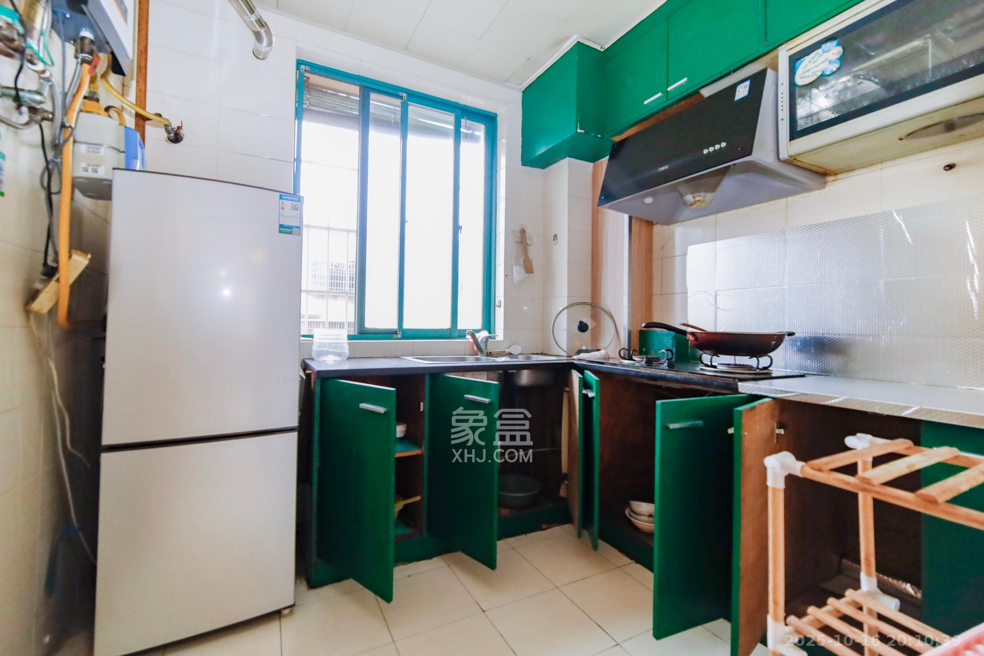 三湘小区  2室2厅1卫    46.0万厨房