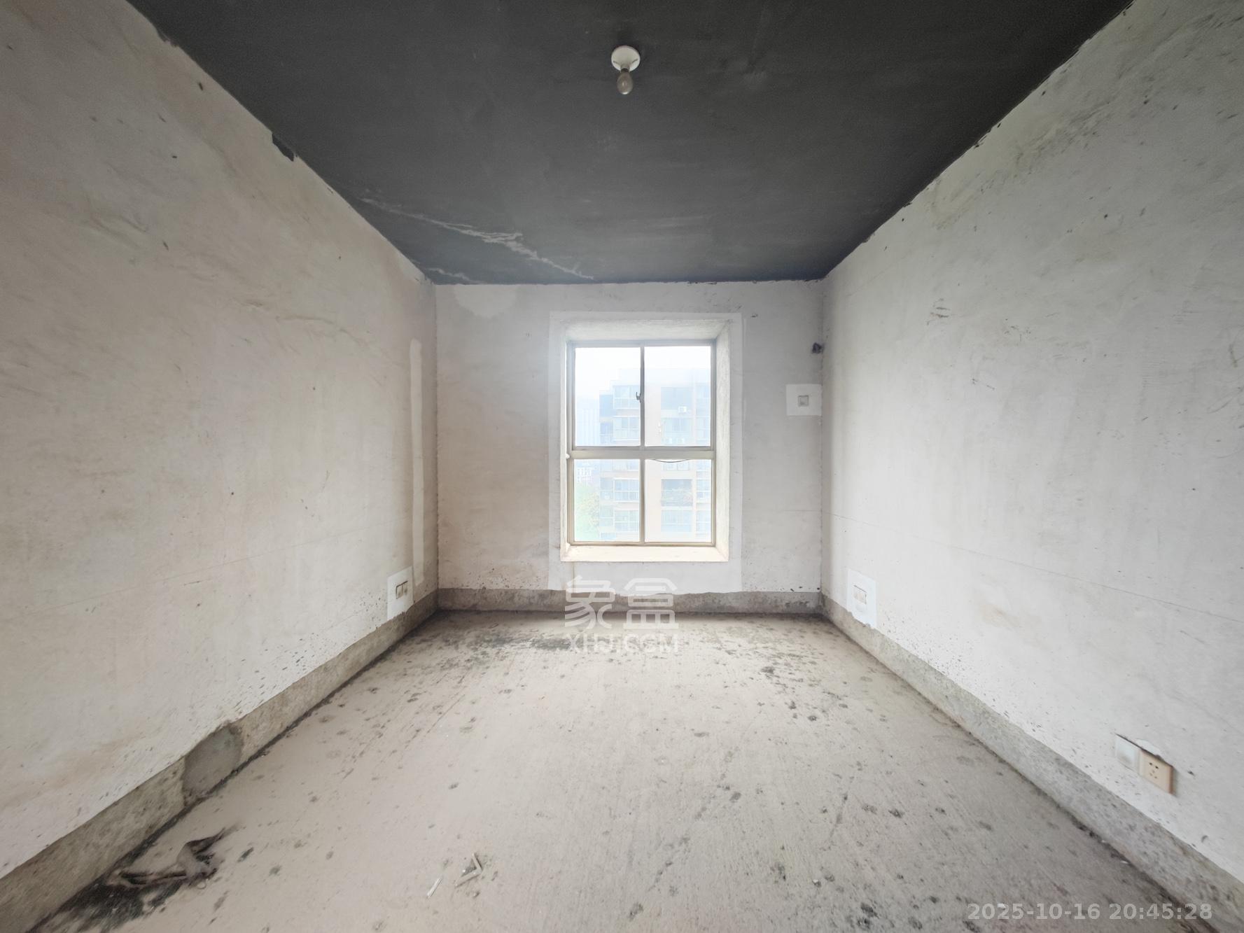 和景园  4室2厅2卫    240.0万 和景园  4室2厅2卫    240.0万卧室