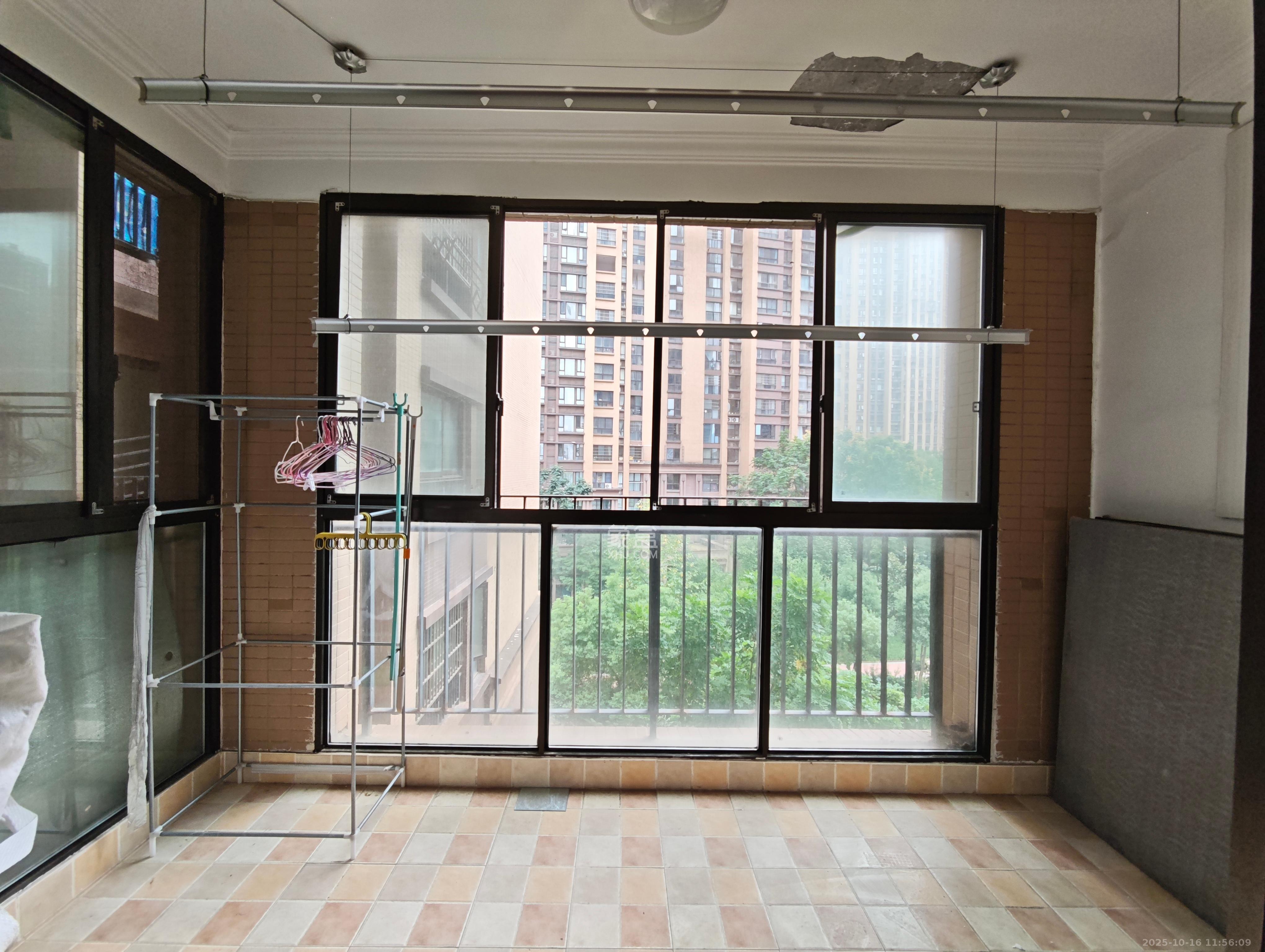 华润凤凰城三期  3室2厅2卫    2000.0元/月室内图