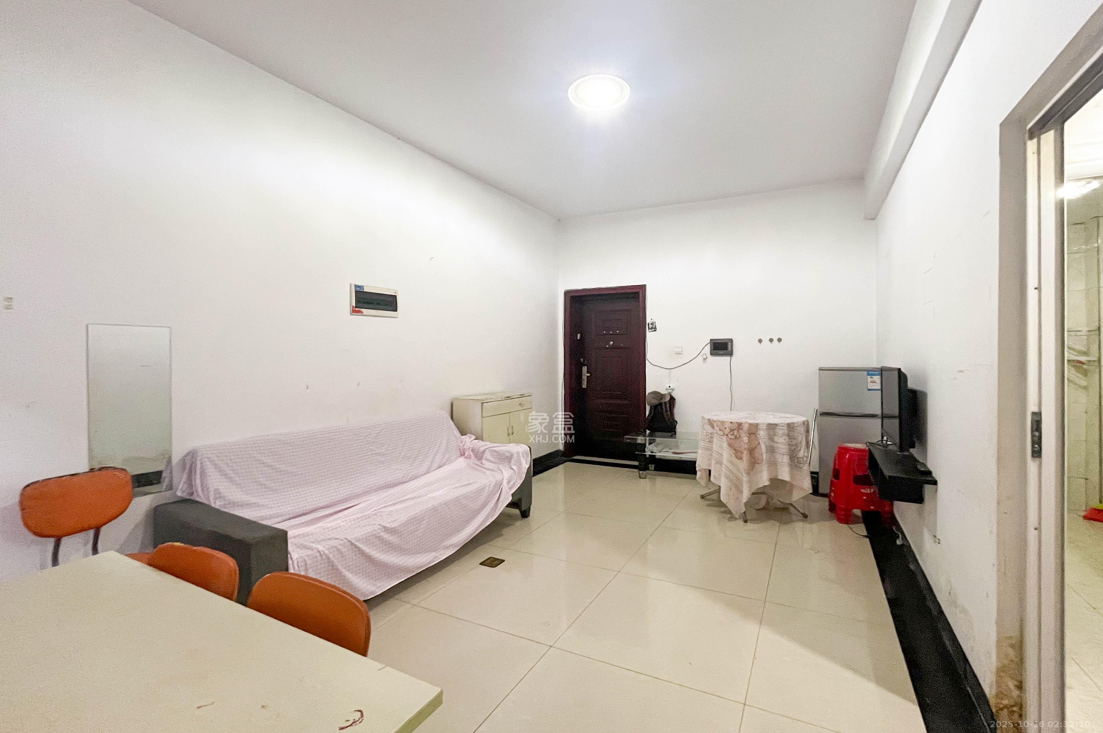 地华梅溪湖畔  2室1厅1卫    37.8万客厅