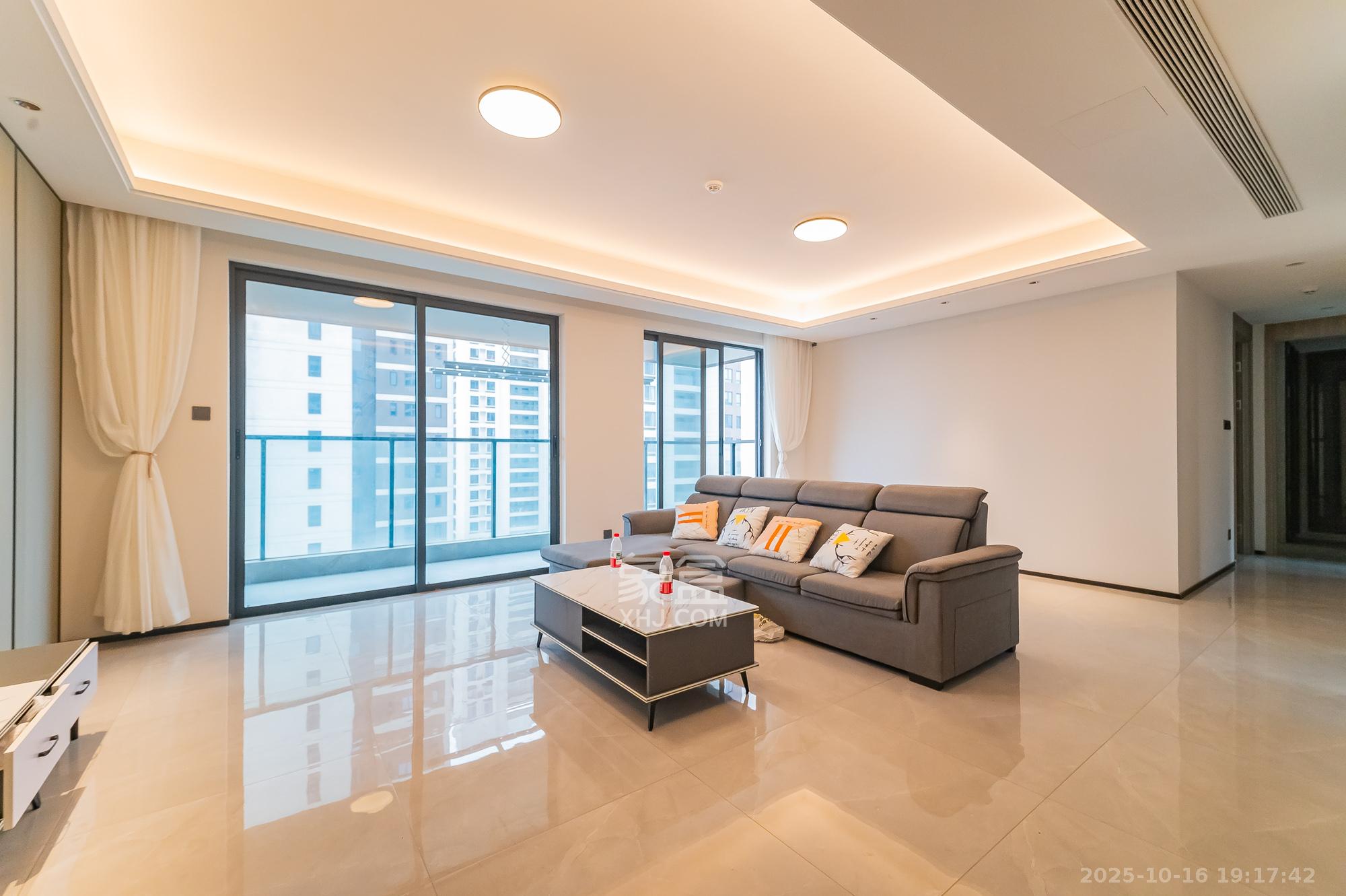 三一云谷 4室2厅2卫 135.8万 三一云谷 4室2厅2卫 135.8万客厅