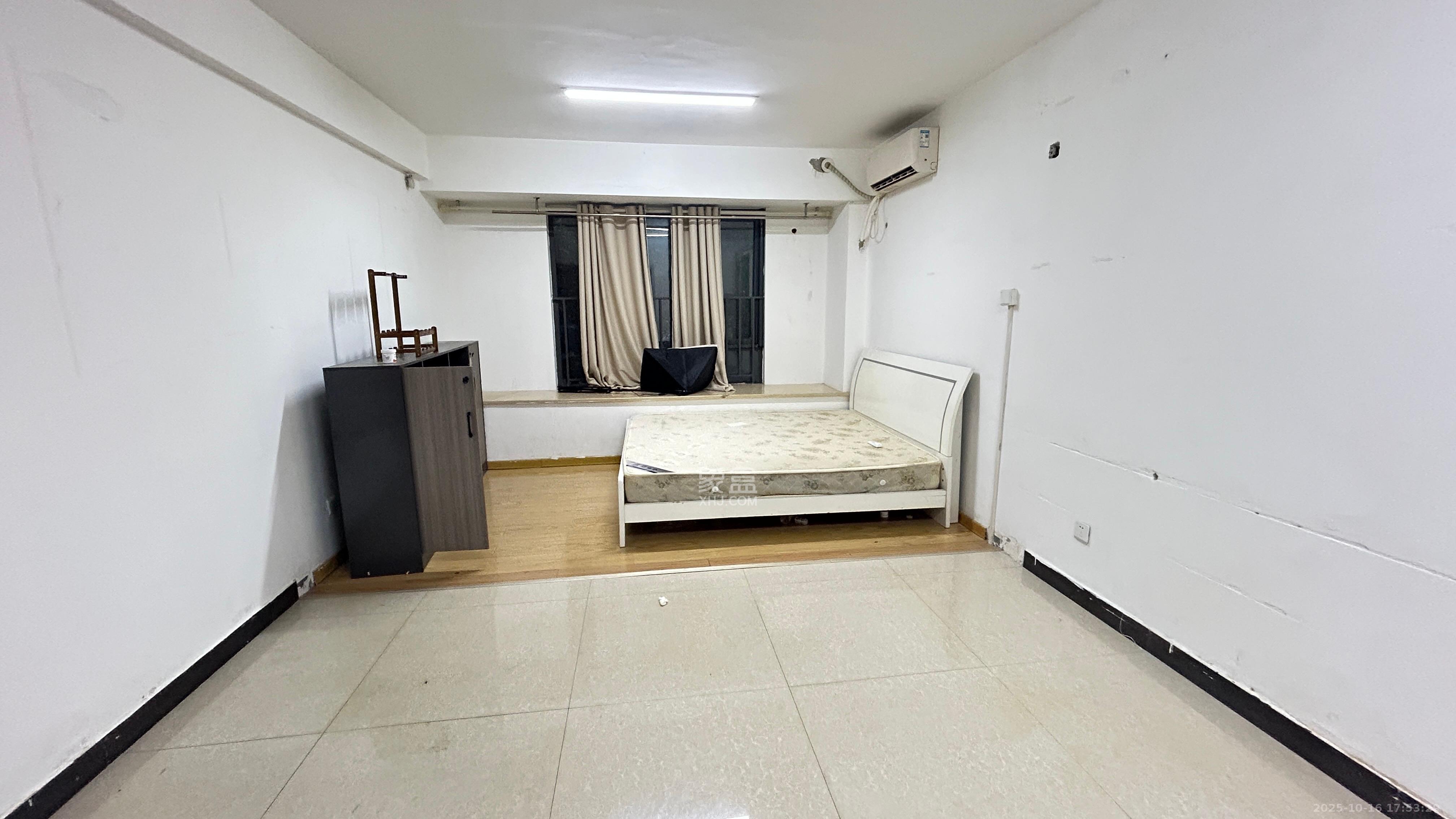 华润凤凰城二期  5室2厅2卫    2500.0元/月 华润凤凰城二期  5室2厅2卫    2500.0元/月室内图