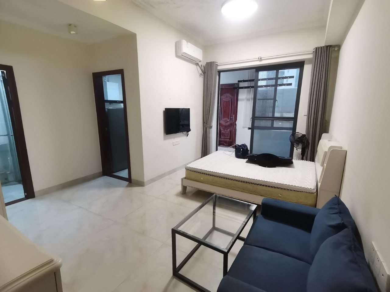 椰岛广场 1室3厅3卫 1800.0元/月 椰岛广场 1室3厅3卫 1800.0元/月室内图