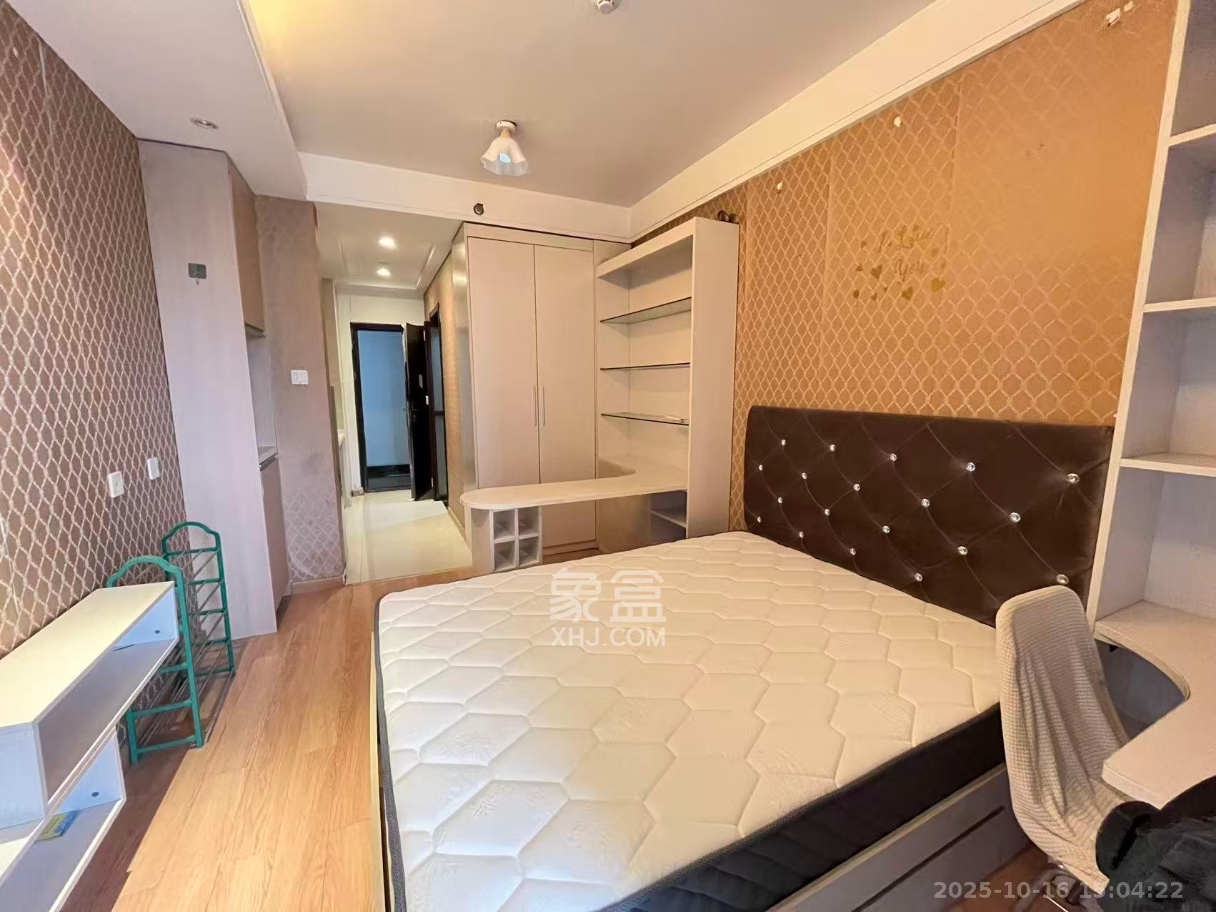 绿地中央广场  1室1厅1卫    1500.0元/月