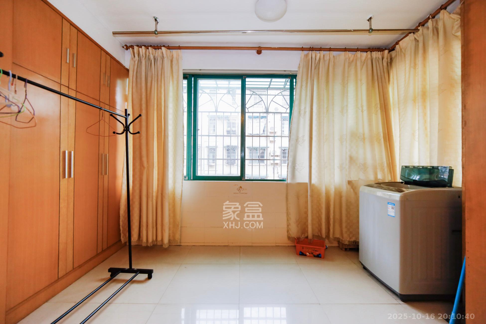 三湘小区  2室2厅1卫    46.0万阳台