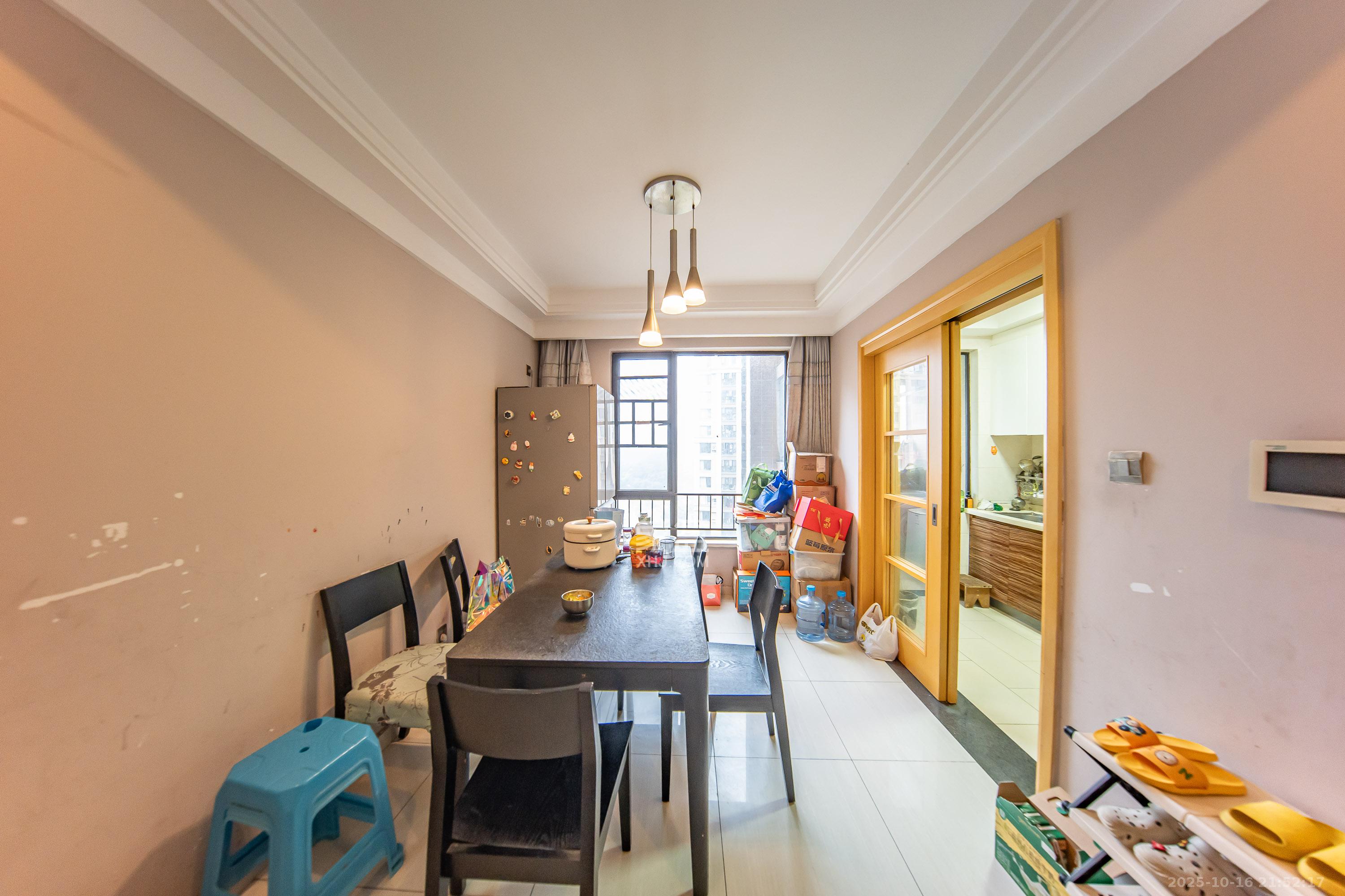 中海国际四期  4室2厅2卫    99.0万客厅