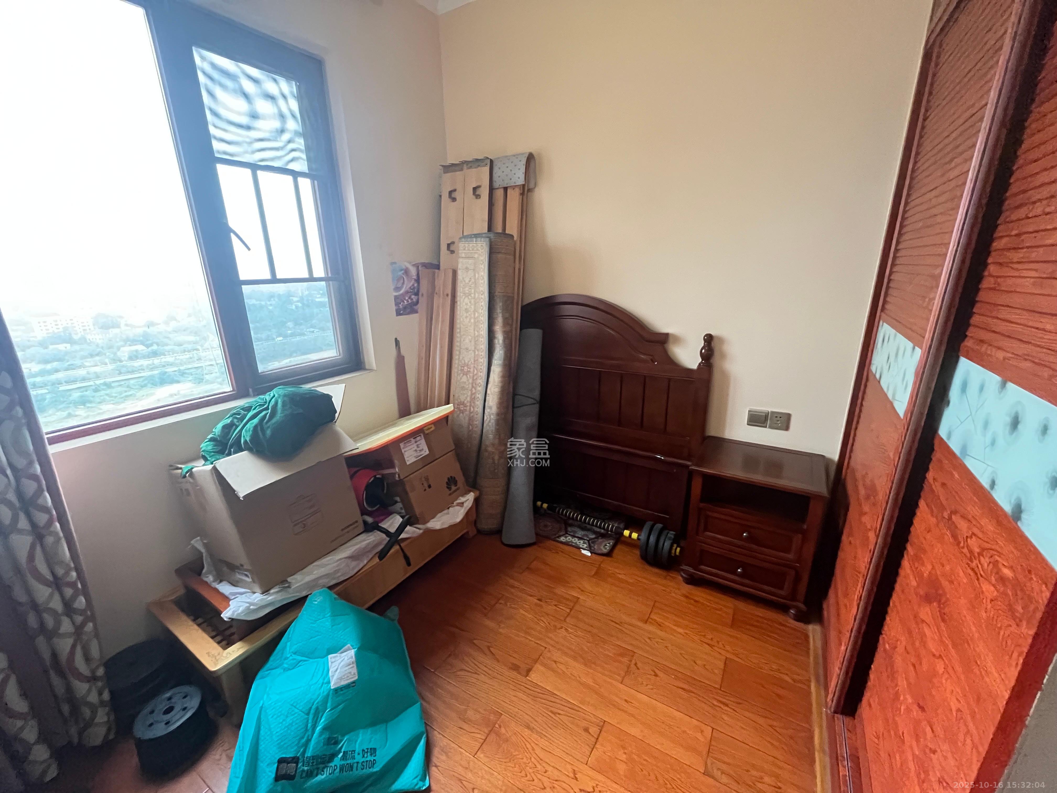 绿地海外滩一期  3室2厅1卫    2500.0元/月室内图