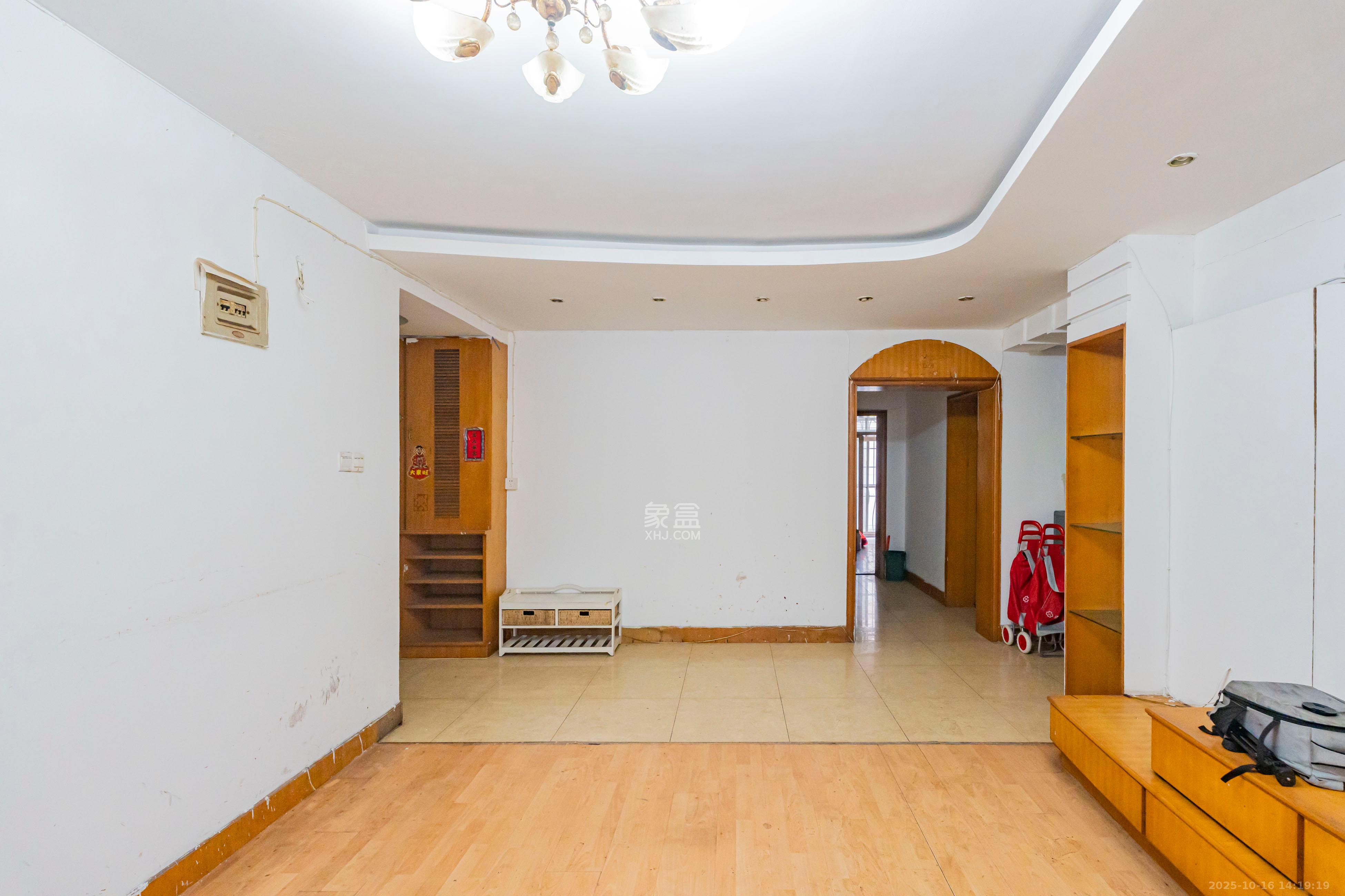 金帆小区  3室2厅2卫    68.0万 金帆小区  3室2厅2卫    68.0万客厅