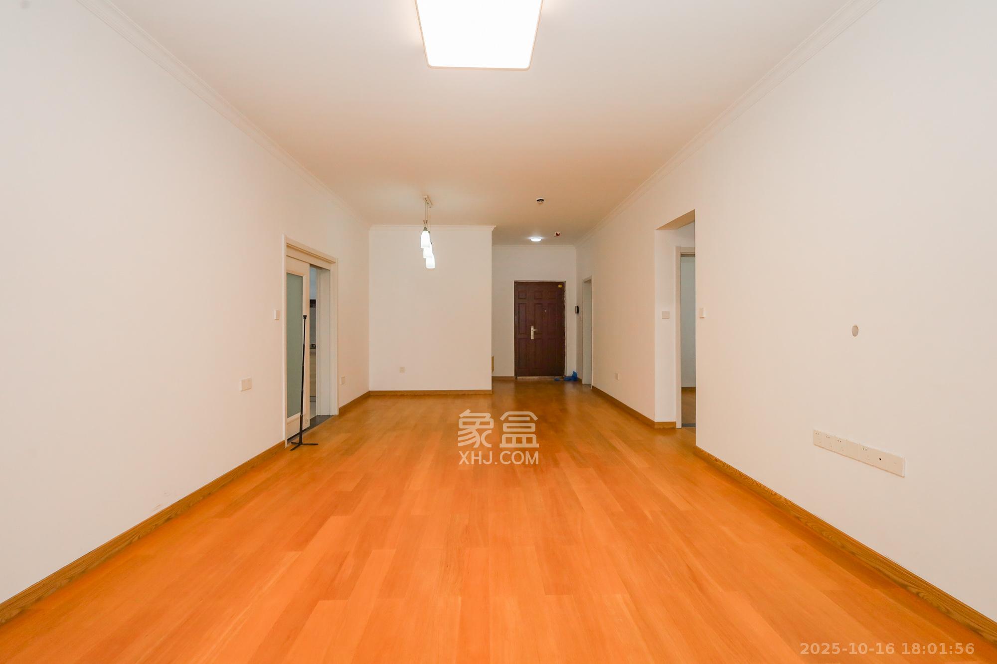 南山雍江汇(滨江国际新城)  3室2厅2卫    215.0万 南山雍江汇(滨江国际新城)  3室2厅2卫    215.0万客厅