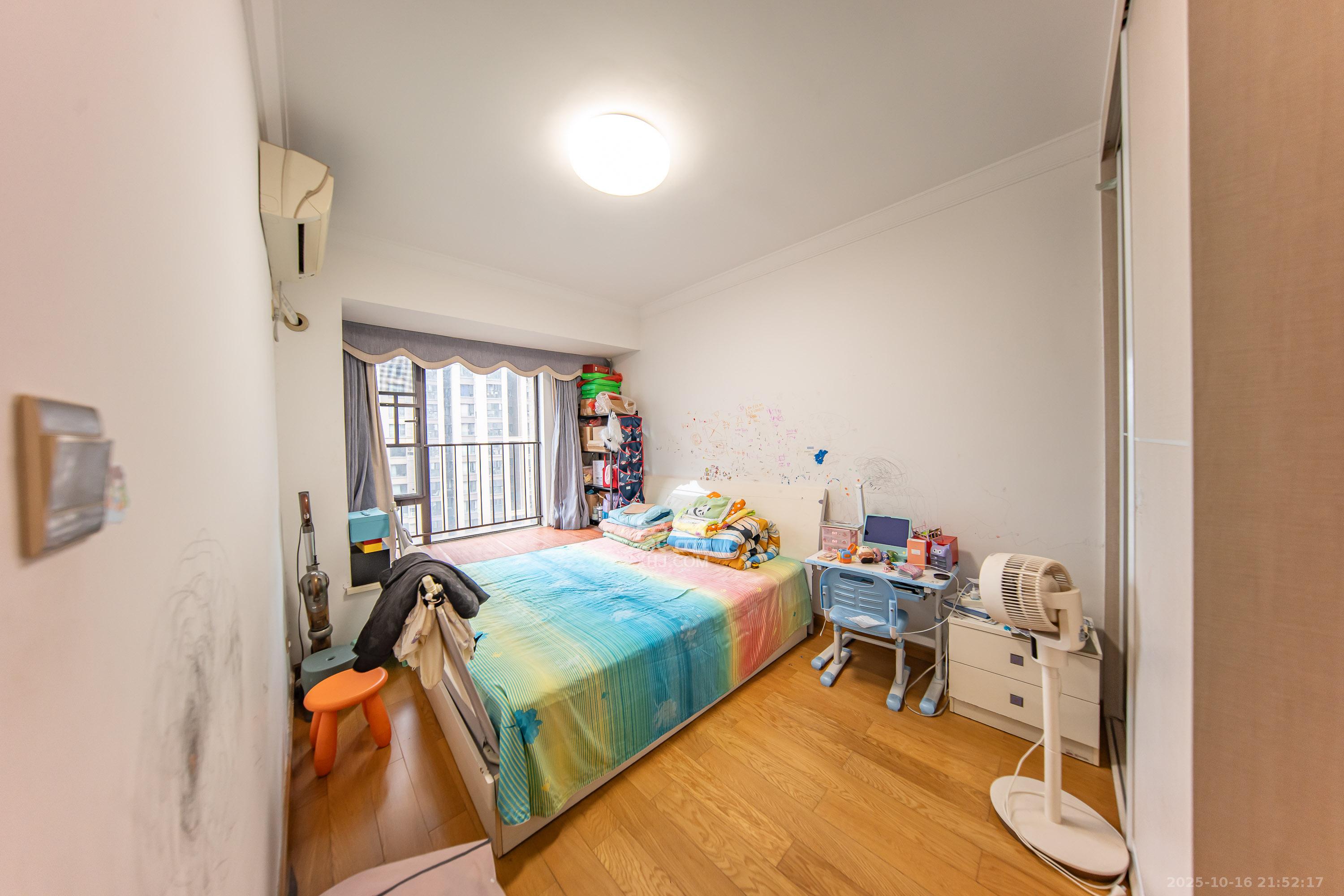 中海国际四期  4室2厅2卫    99.0万卧室