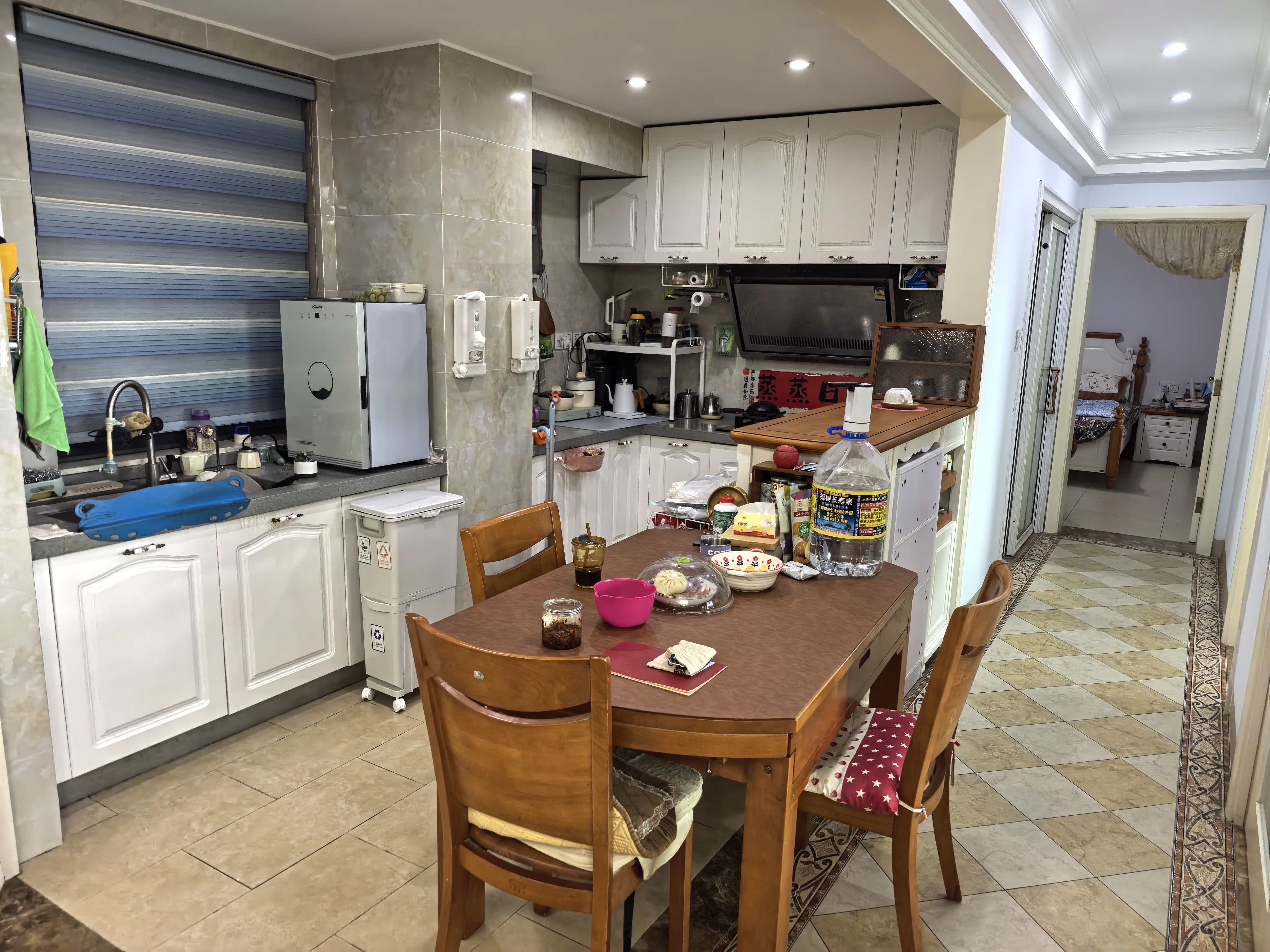 海岸豪庭  3室2厅2卫    207.0万 海岸豪庭  3室2厅2卫    207.0万客厅