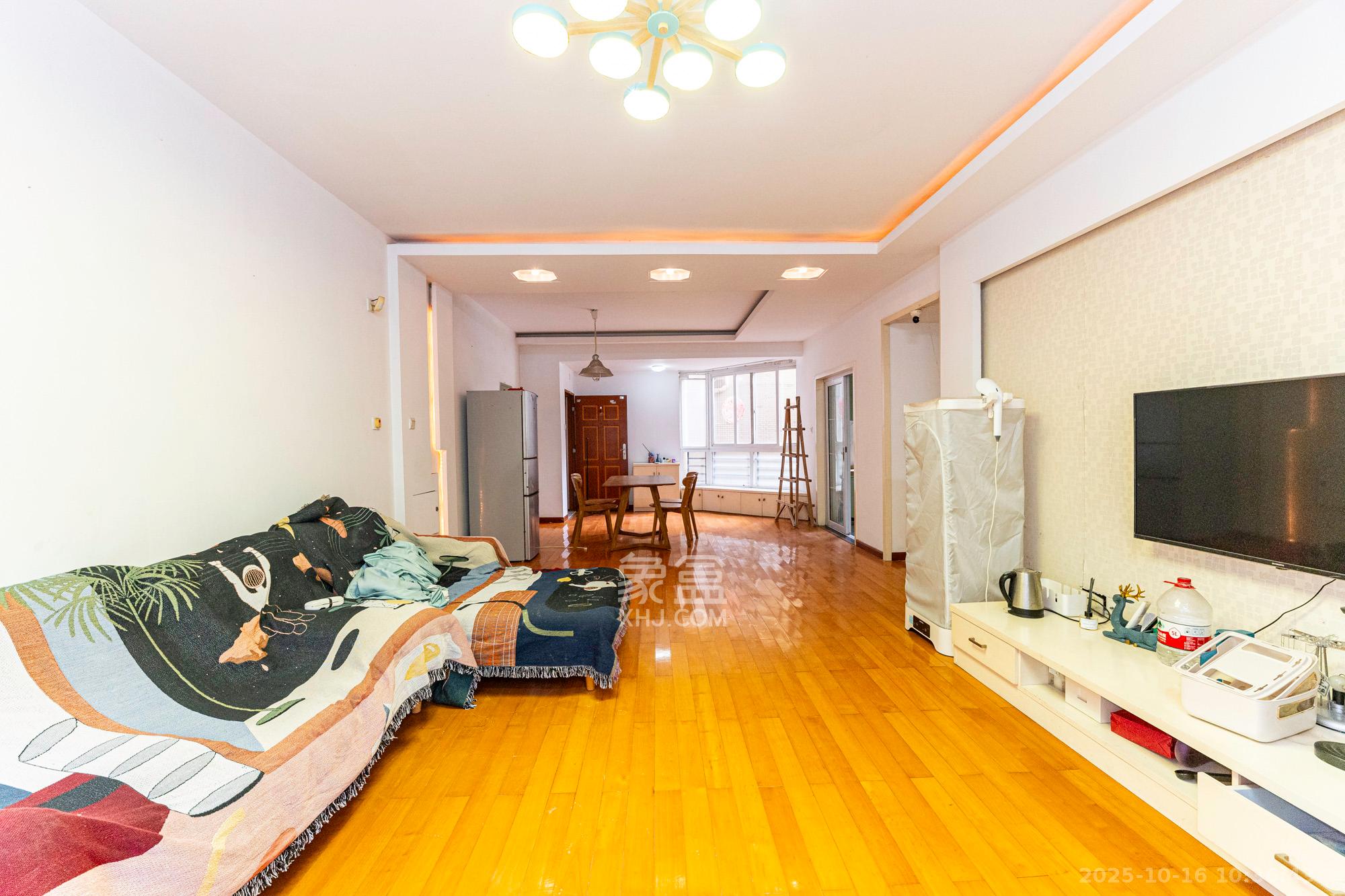 圣爵菲斯  3室2厅2卫    90.0万 圣爵菲斯  3室2厅2卫    90.0万客厅