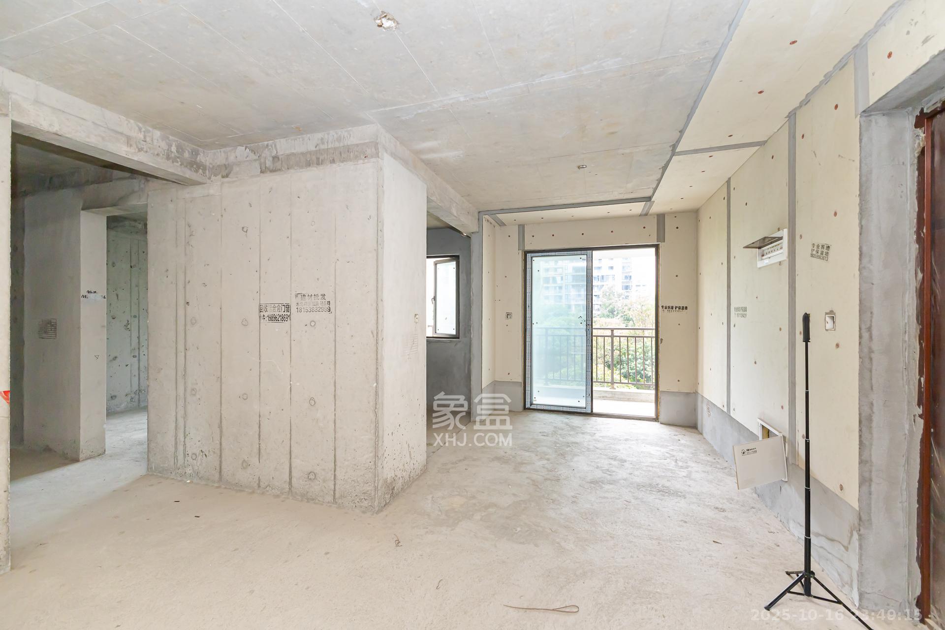 润和湘江天地D区  4室2厅2卫    137.0万客厅