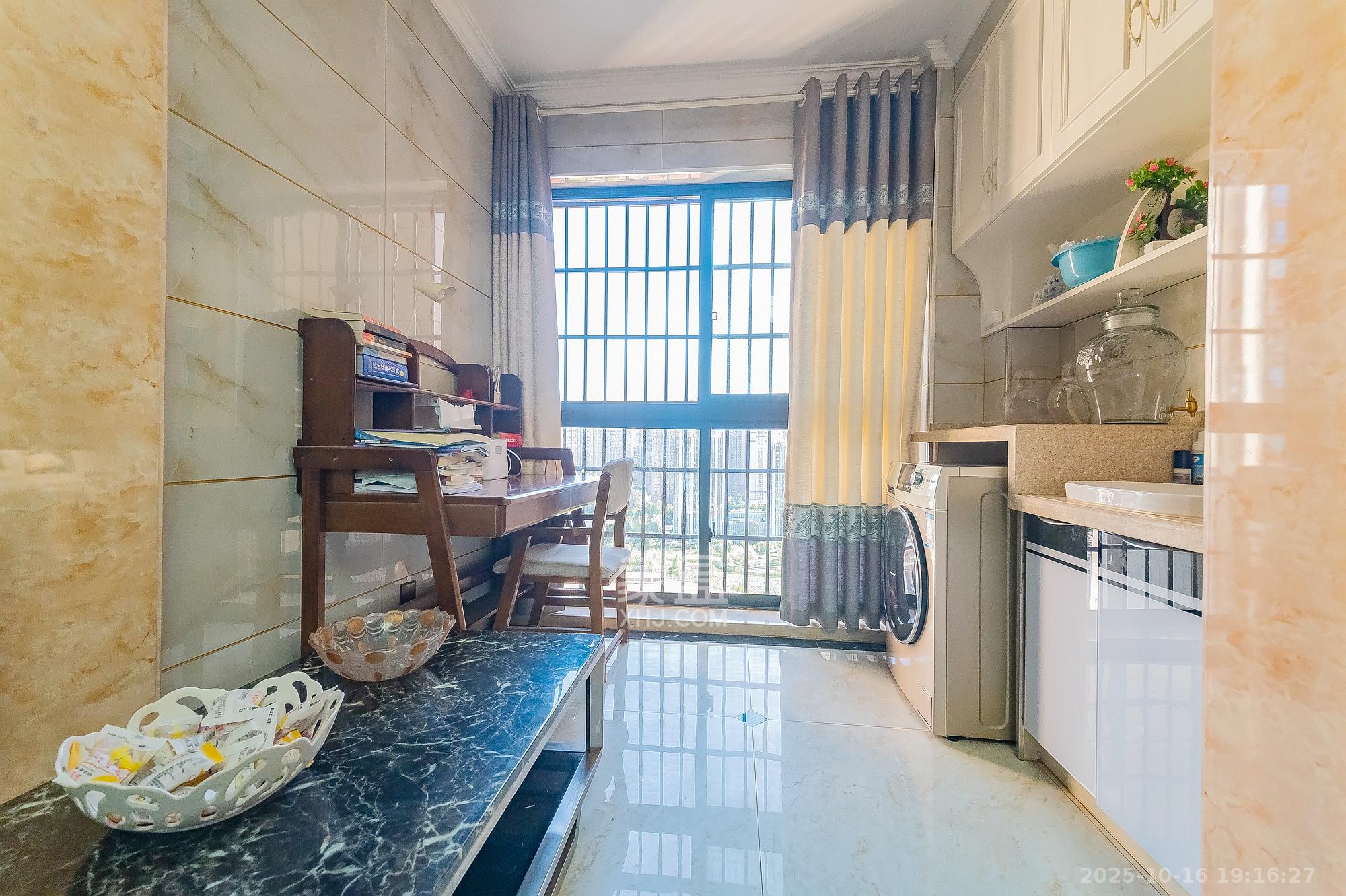 国泰九龙湾 4室2厅2卫 98.0万 国泰九龙湾 4室2厅2卫 98.0万阳台