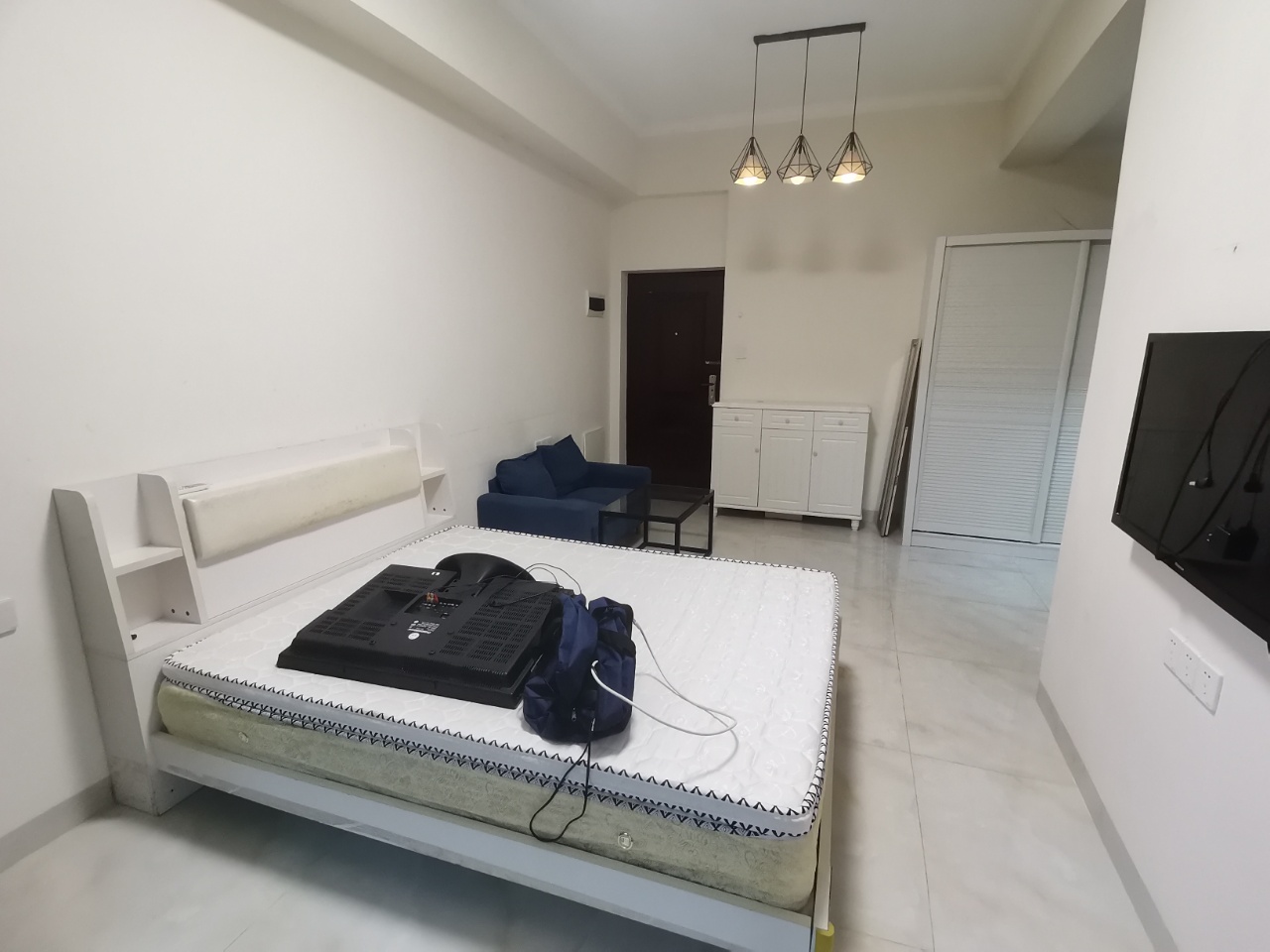 椰岛广场 1室3厅3卫 1800.0元/月 椰岛广场 1室3厅3卫 1800.0元/月室内图