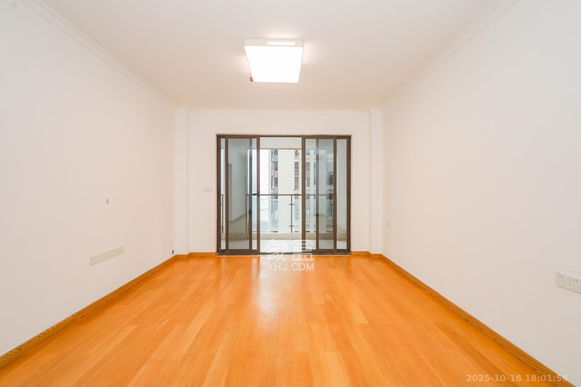 南山雍江汇(滨江国际新城)  3室2厅2卫    215.0万 南山雍江汇(滨江国际新城)  3室2厅2卫    215.0万客厅