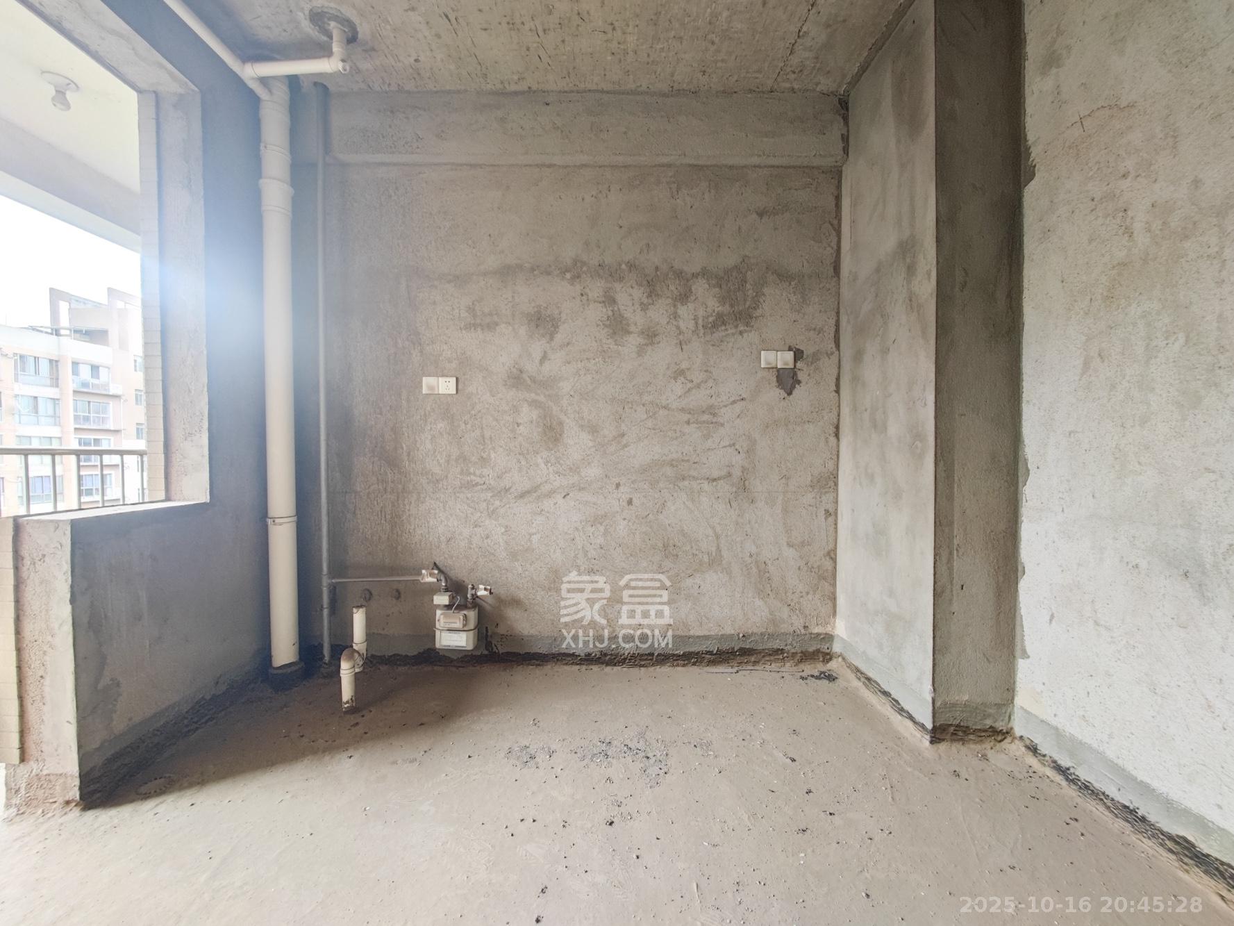 和景园  4室2厅2卫    240.0万 和景园  4室2厅2卫    240.0万厨房