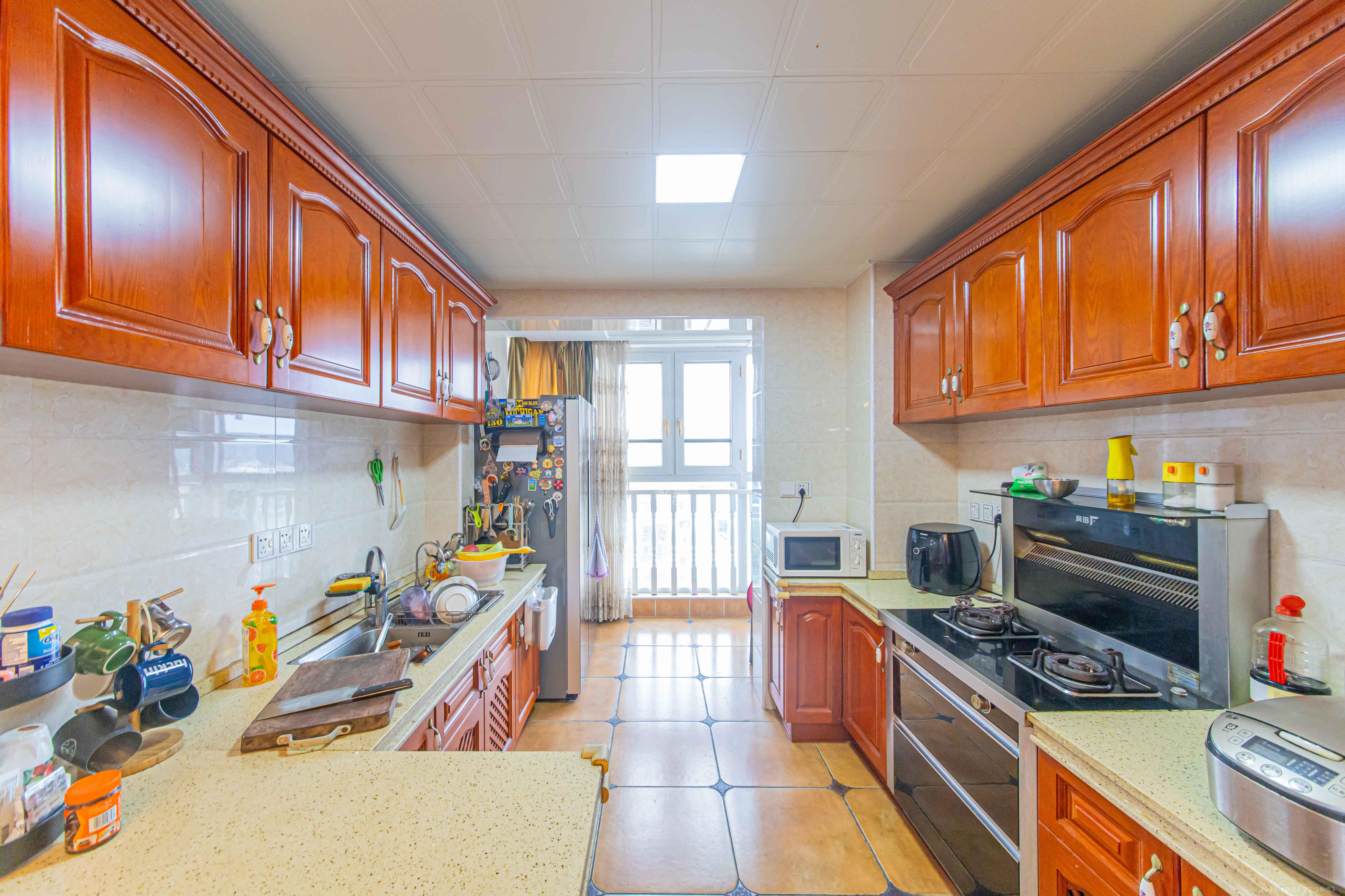 九峰远见  4室2厅2卫    246.0万厨房