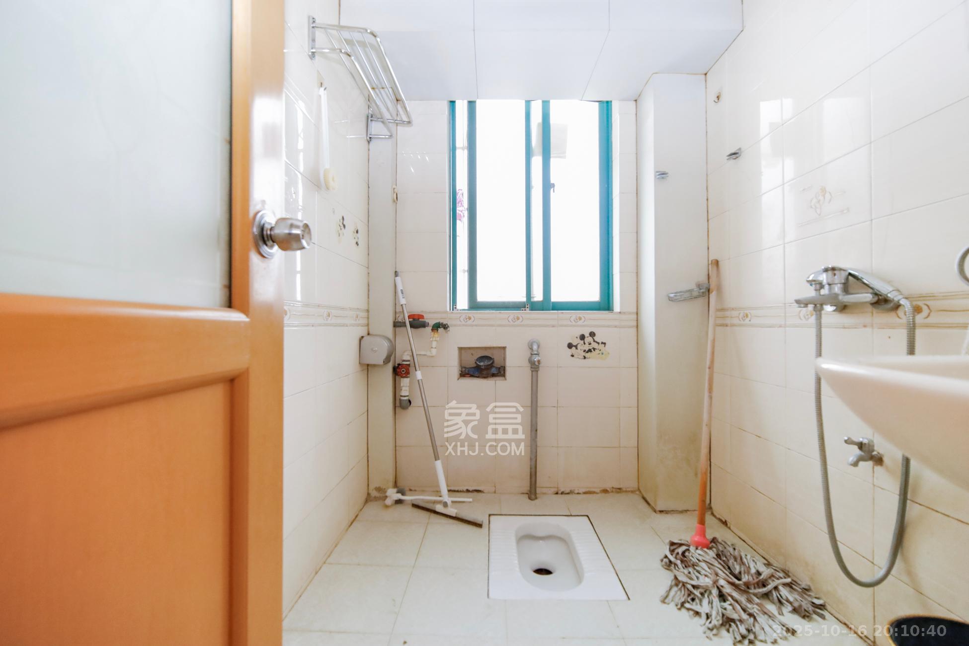 三湘小区  2室2厅1卫    46.0万卫生间