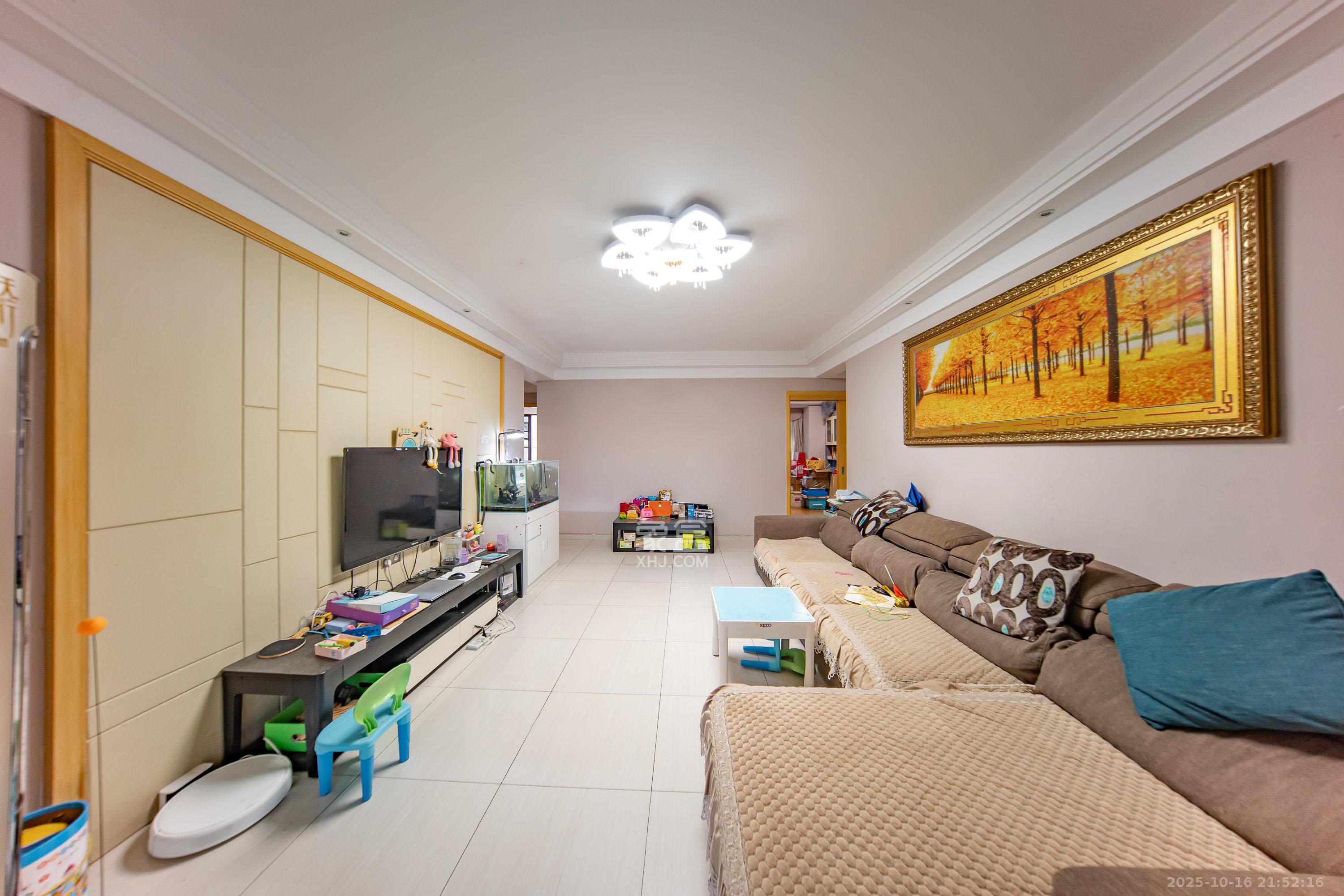 中海国际四期 4室2厅2卫 99.0万 中海国际四期 4室2厅2卫 99.0万客厅