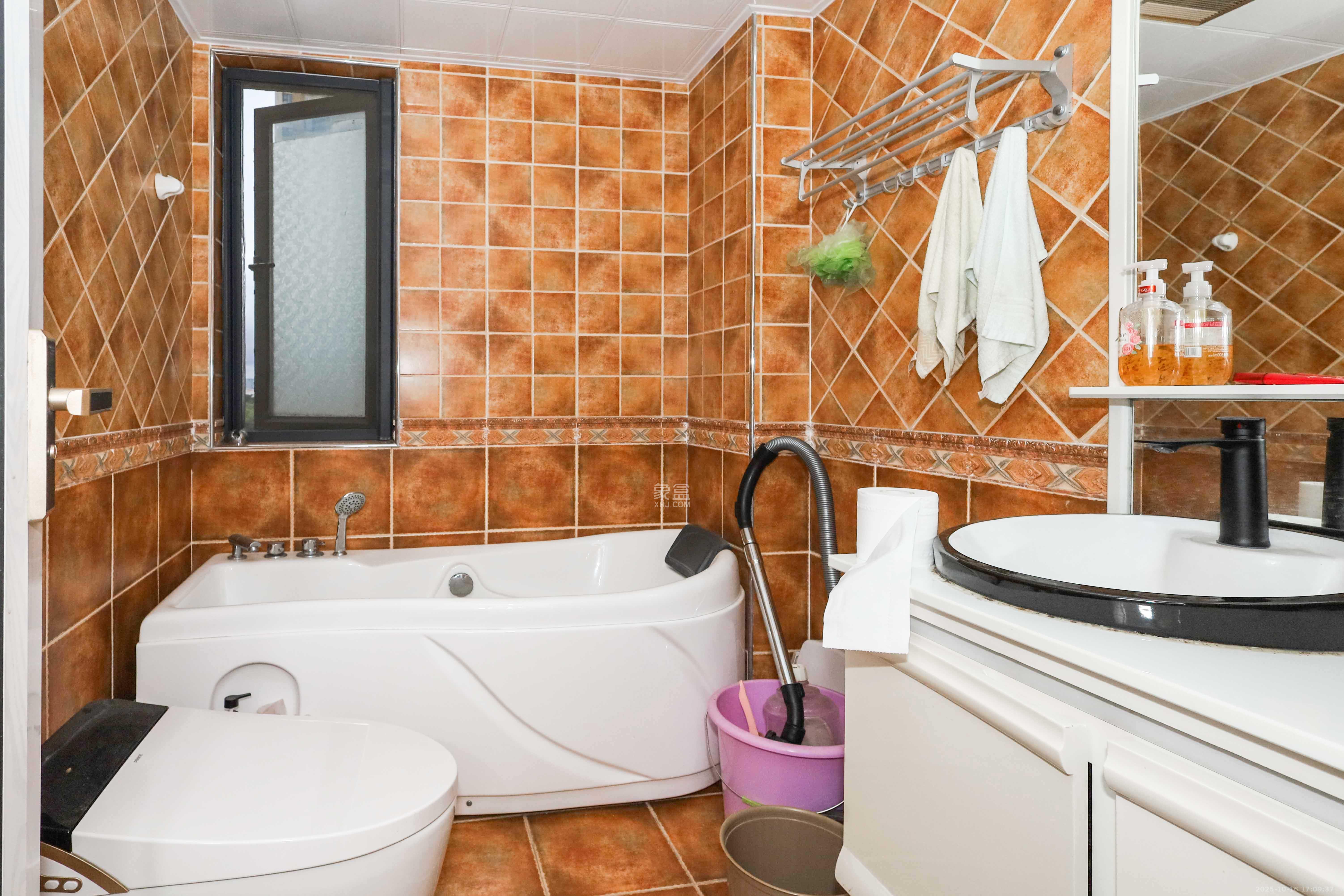 好莱城(弘德西街) 4室2厅2卫 136.0万 好莱城(弘德西街) 4室2厅2卫 136.0万卫生间