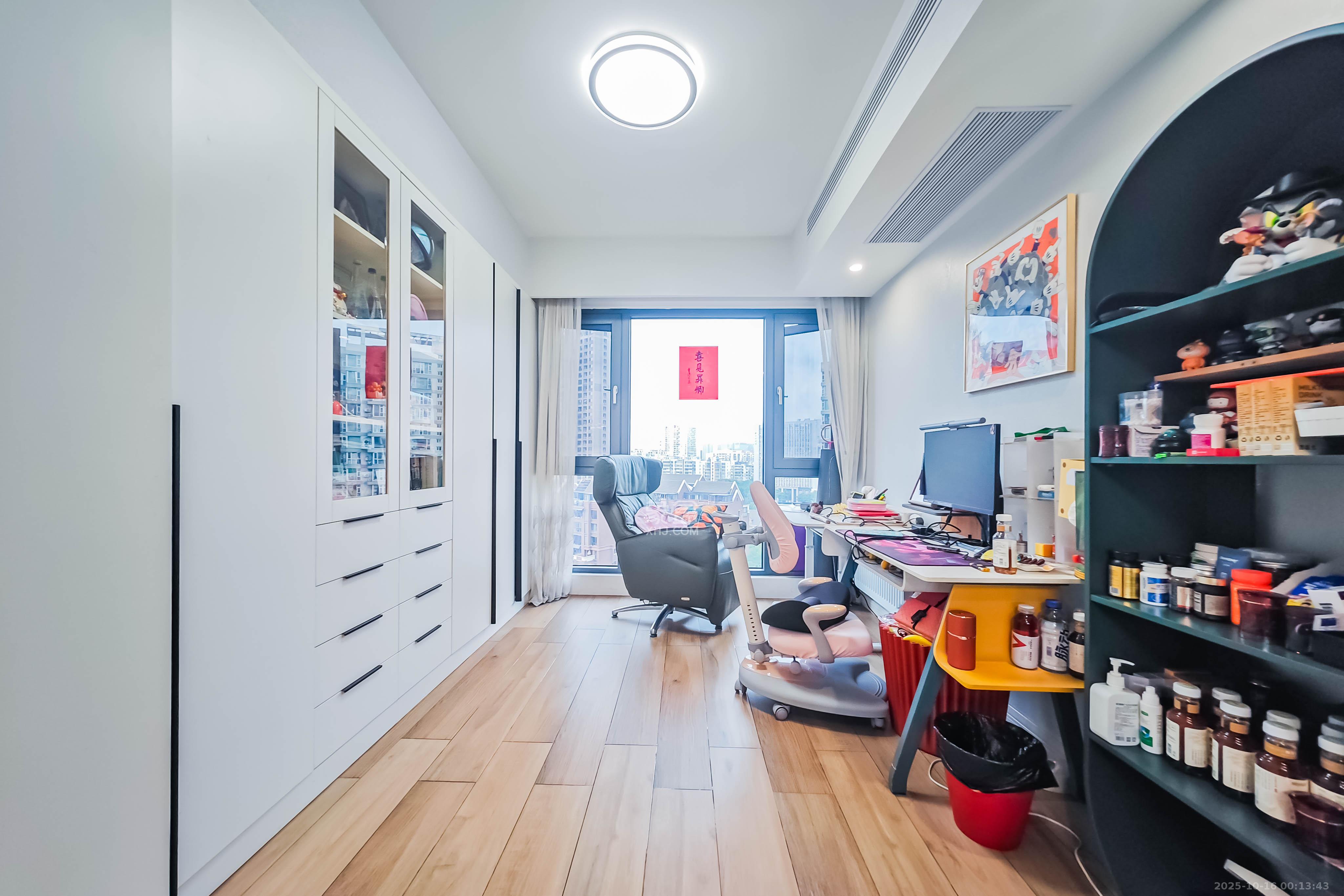 京武浪琴山一、二期  4室2厅2卫    280.0万 京武浪琴山一、二期  4室2厅2卫    280.0万卧室