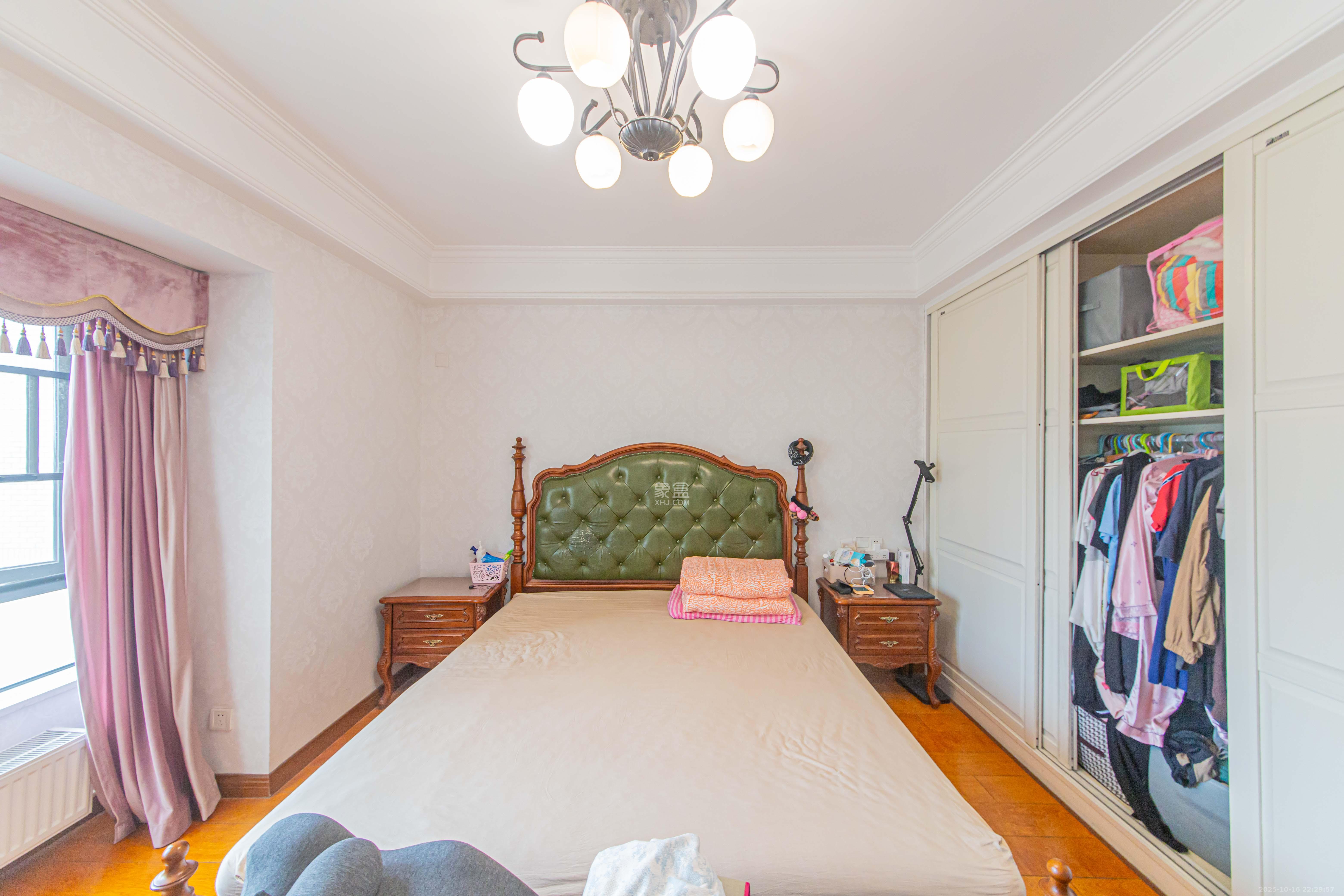 九峰远见  4室2厅2卫    246.0万卧室