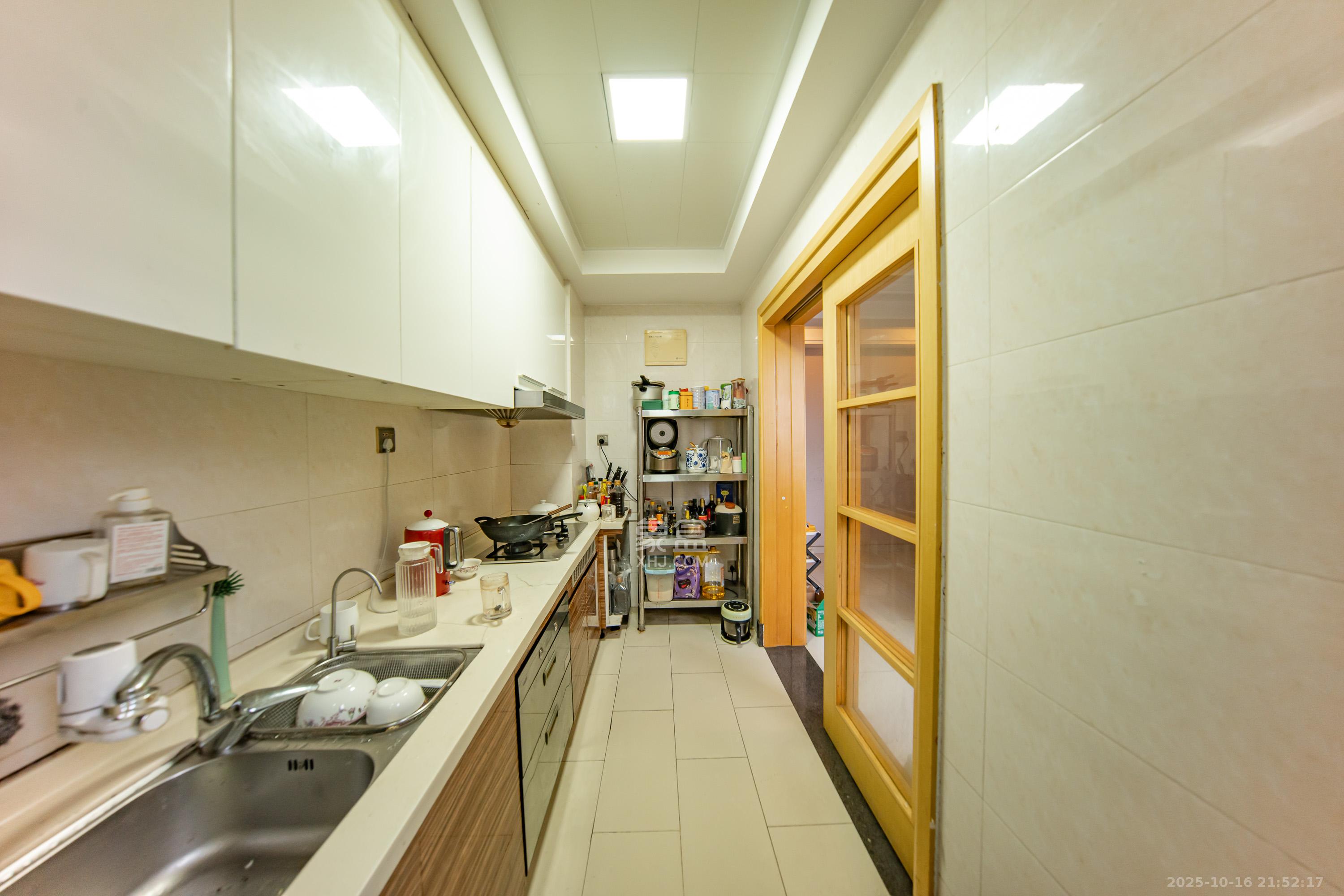 中海国际四期  4室2厅2卫    99.0万厨房