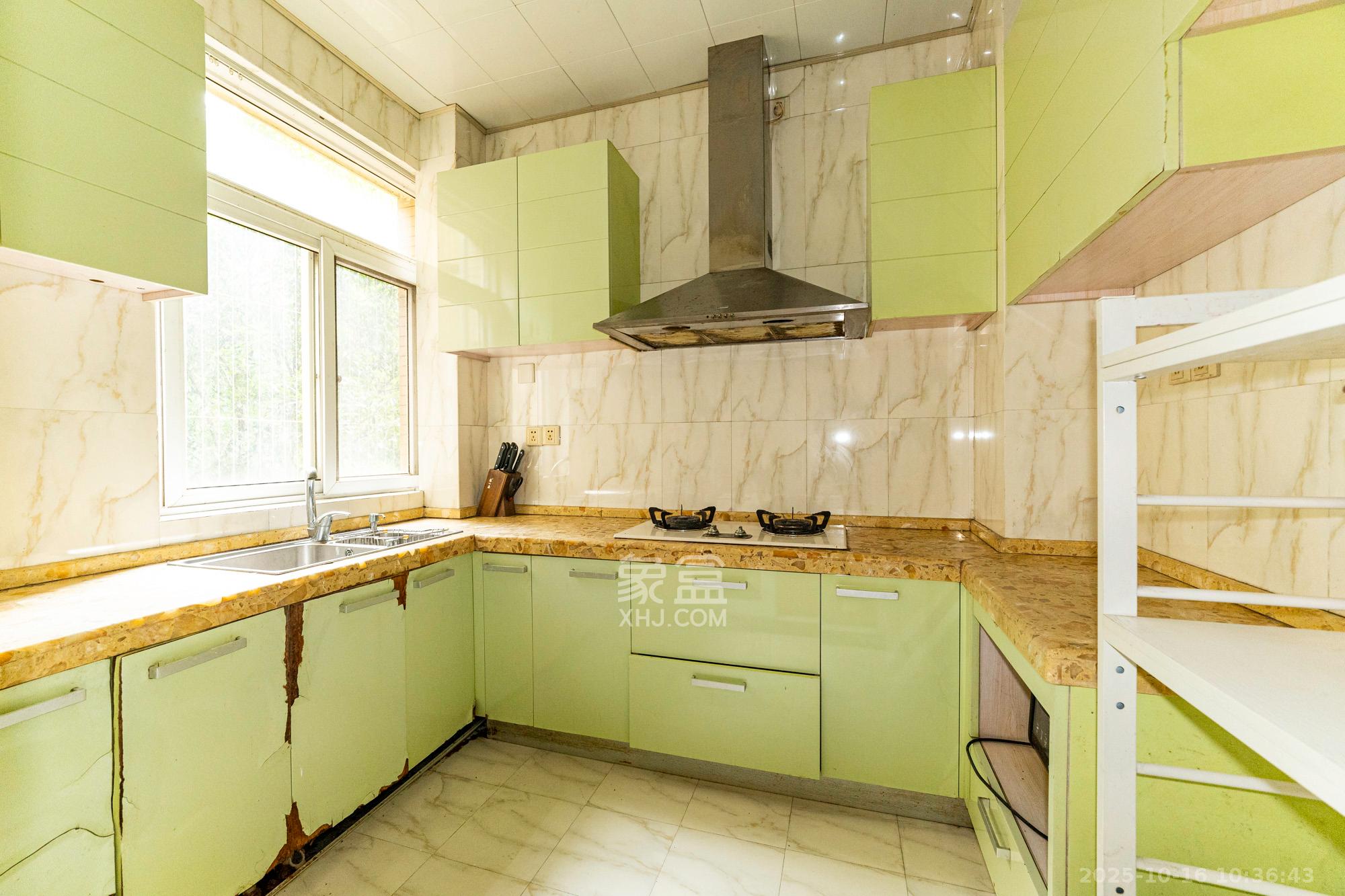 圣爵菲斯  3室2厅2卫    90.0万 圣爵菲斯  3室2厅2卫    90.0万厨房