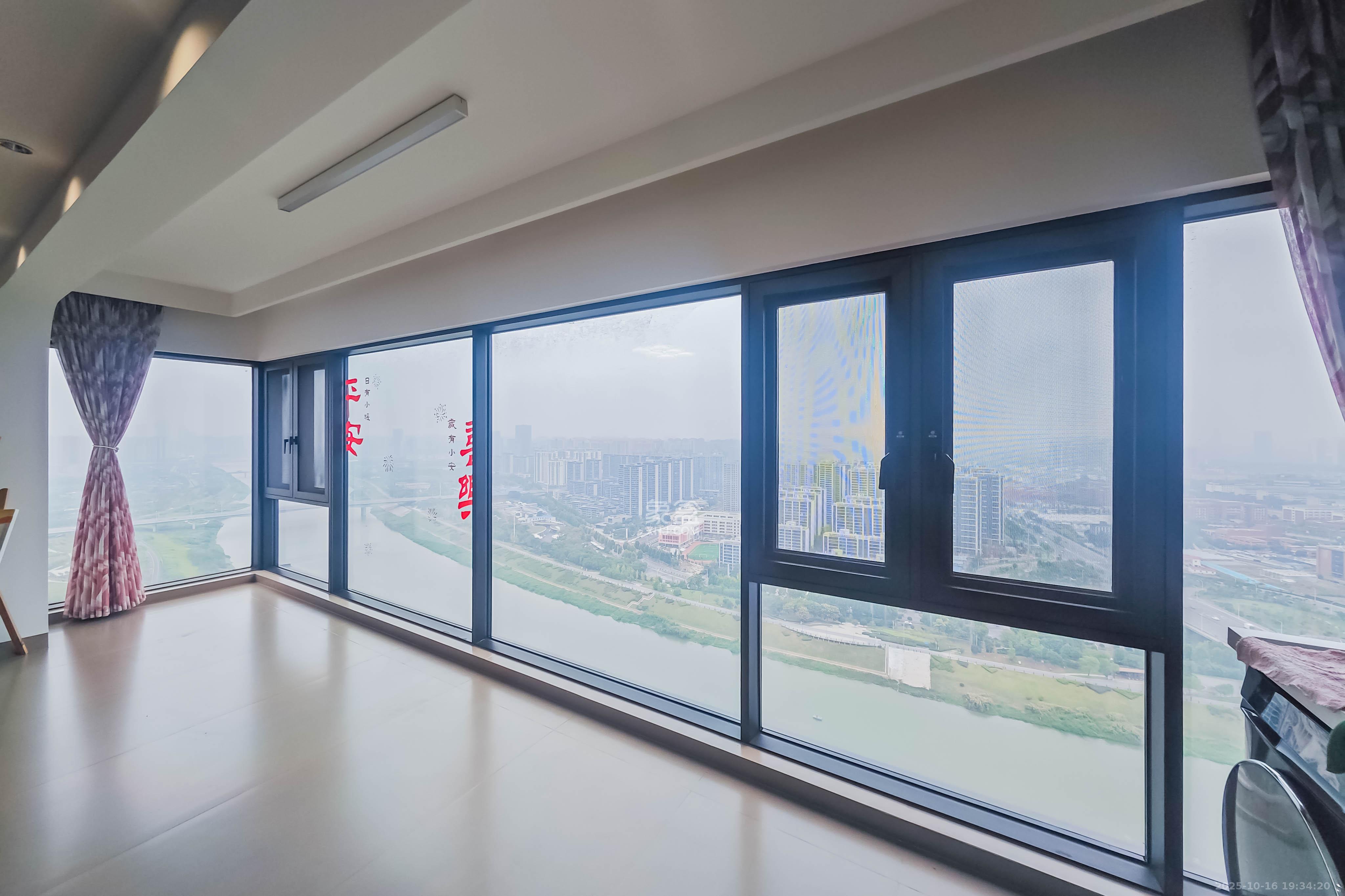 阳光城尚东湾愉景苑  4室2厅2卫    220.0万客厅