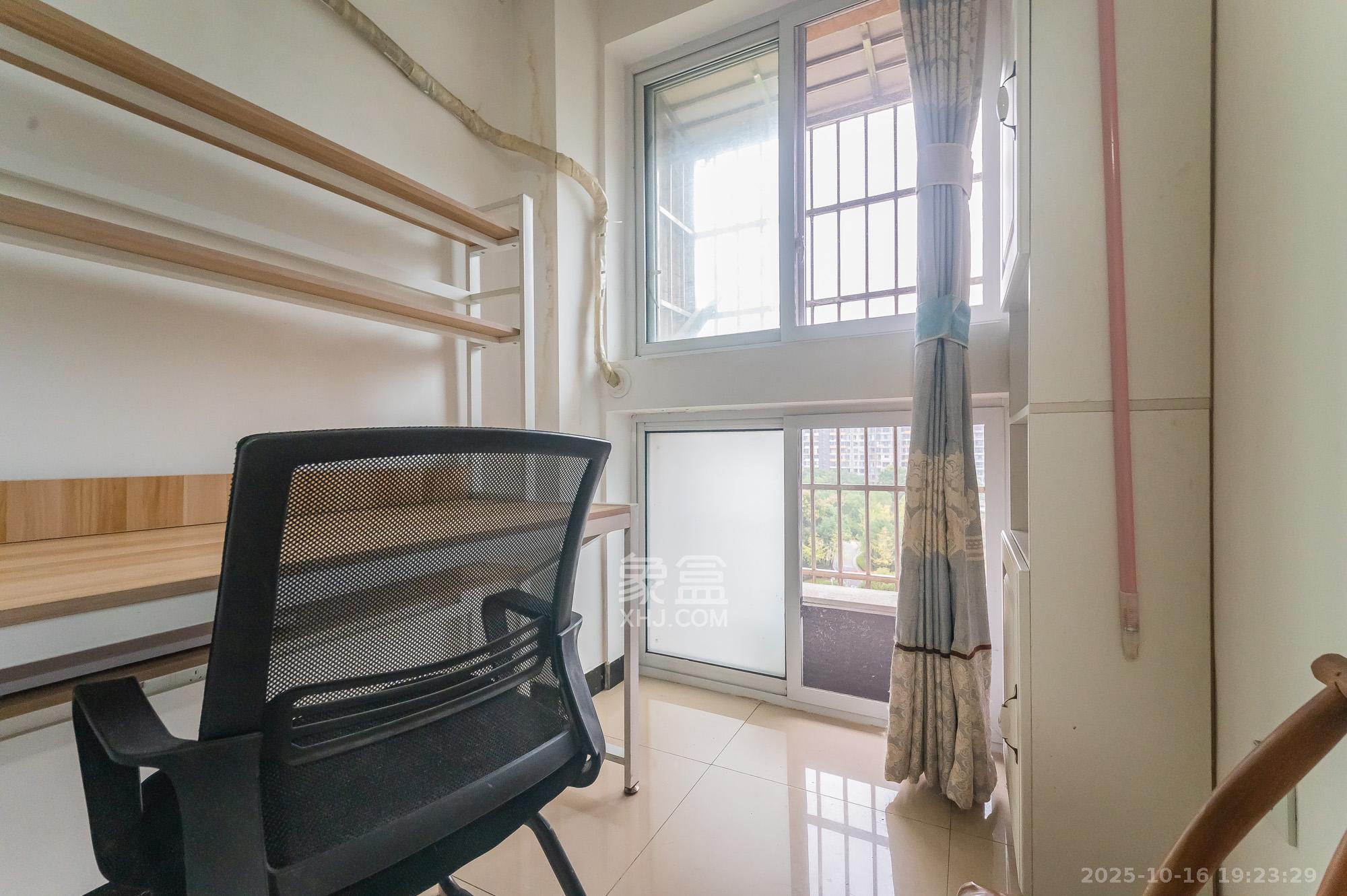 东方航标  1室1厅1卫    26.0万阳台