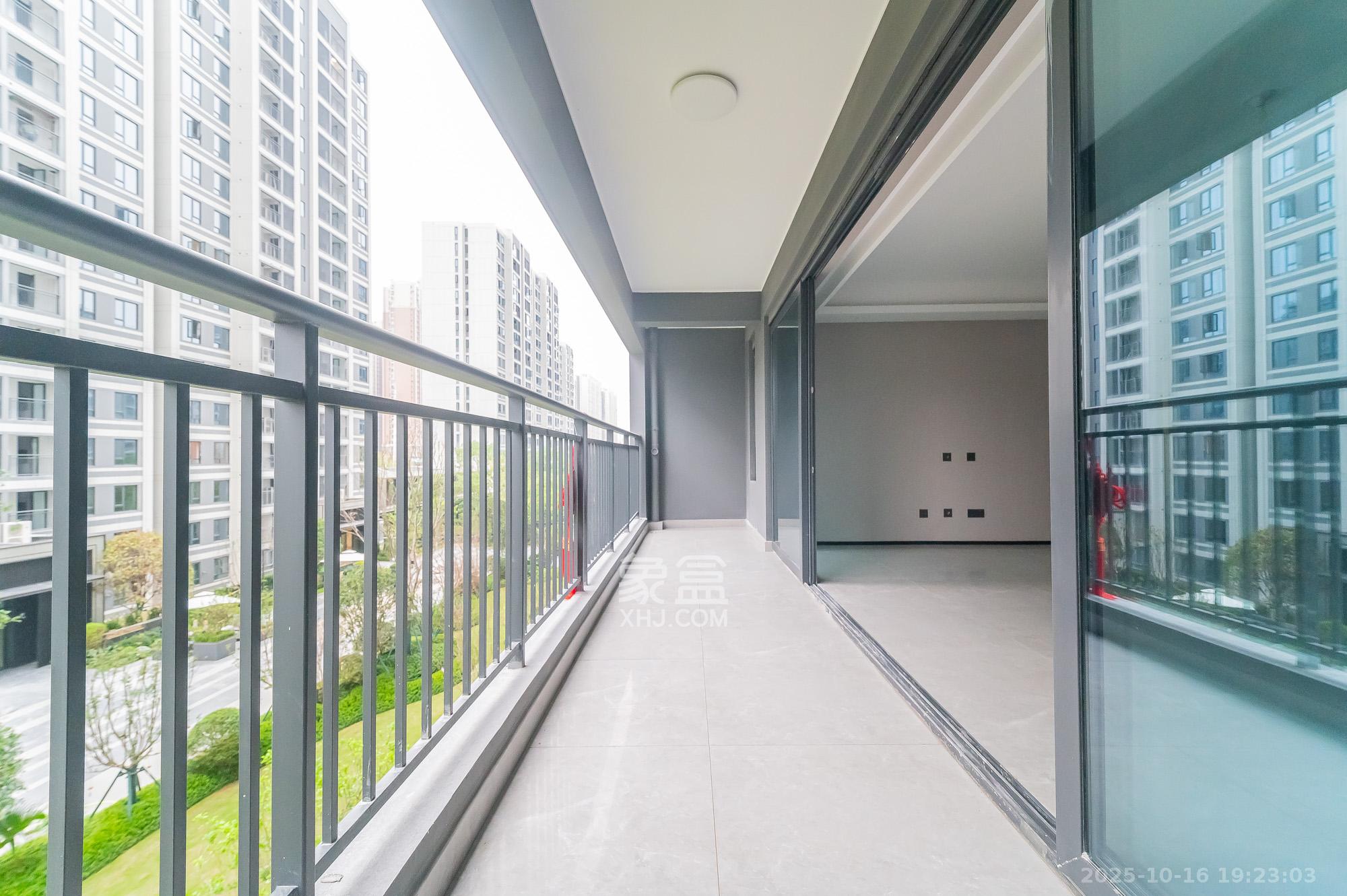 万科松湖天地  4室2厅3卫    235.0万阳台